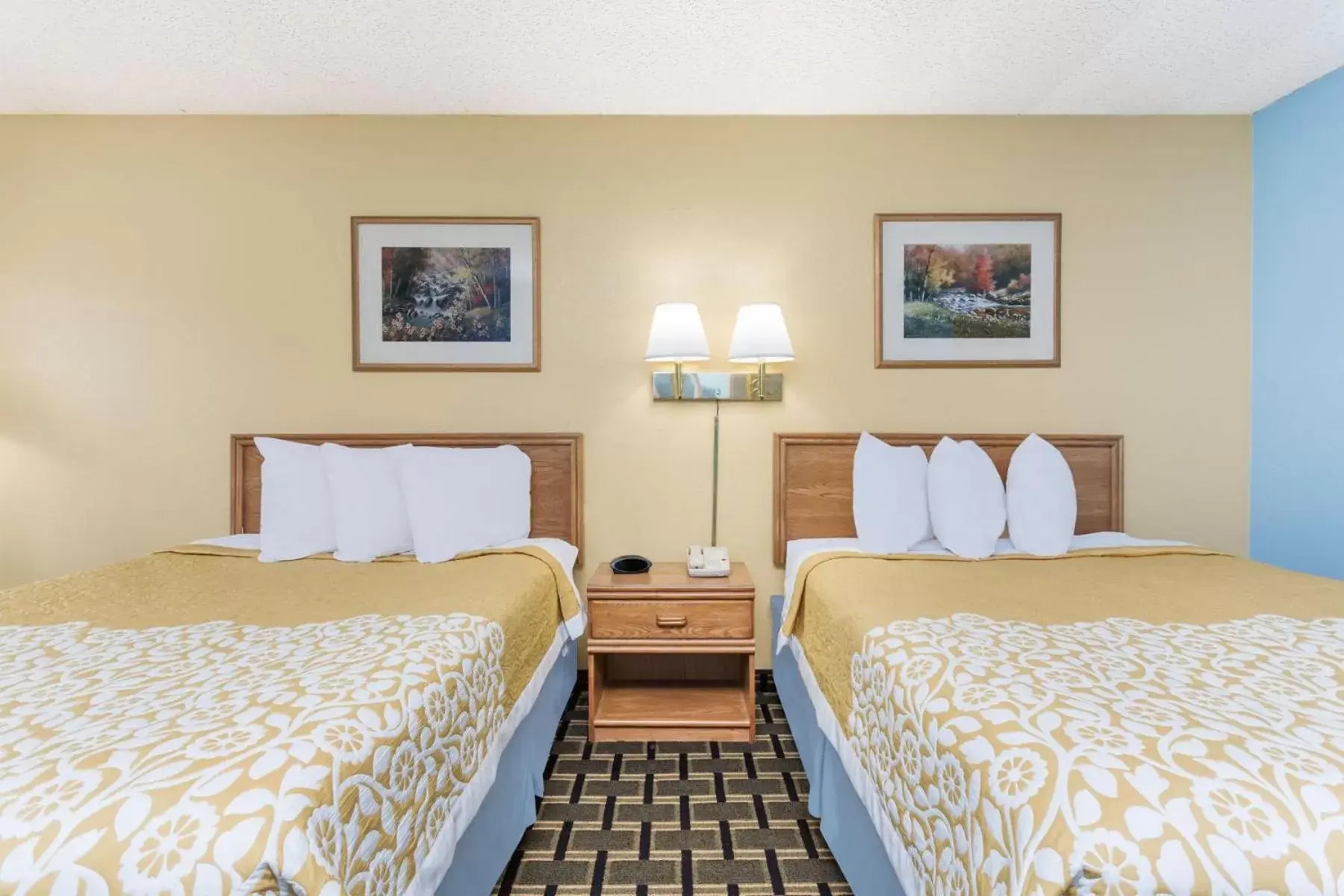 Bed in Days Inn by Wyndham Clayton