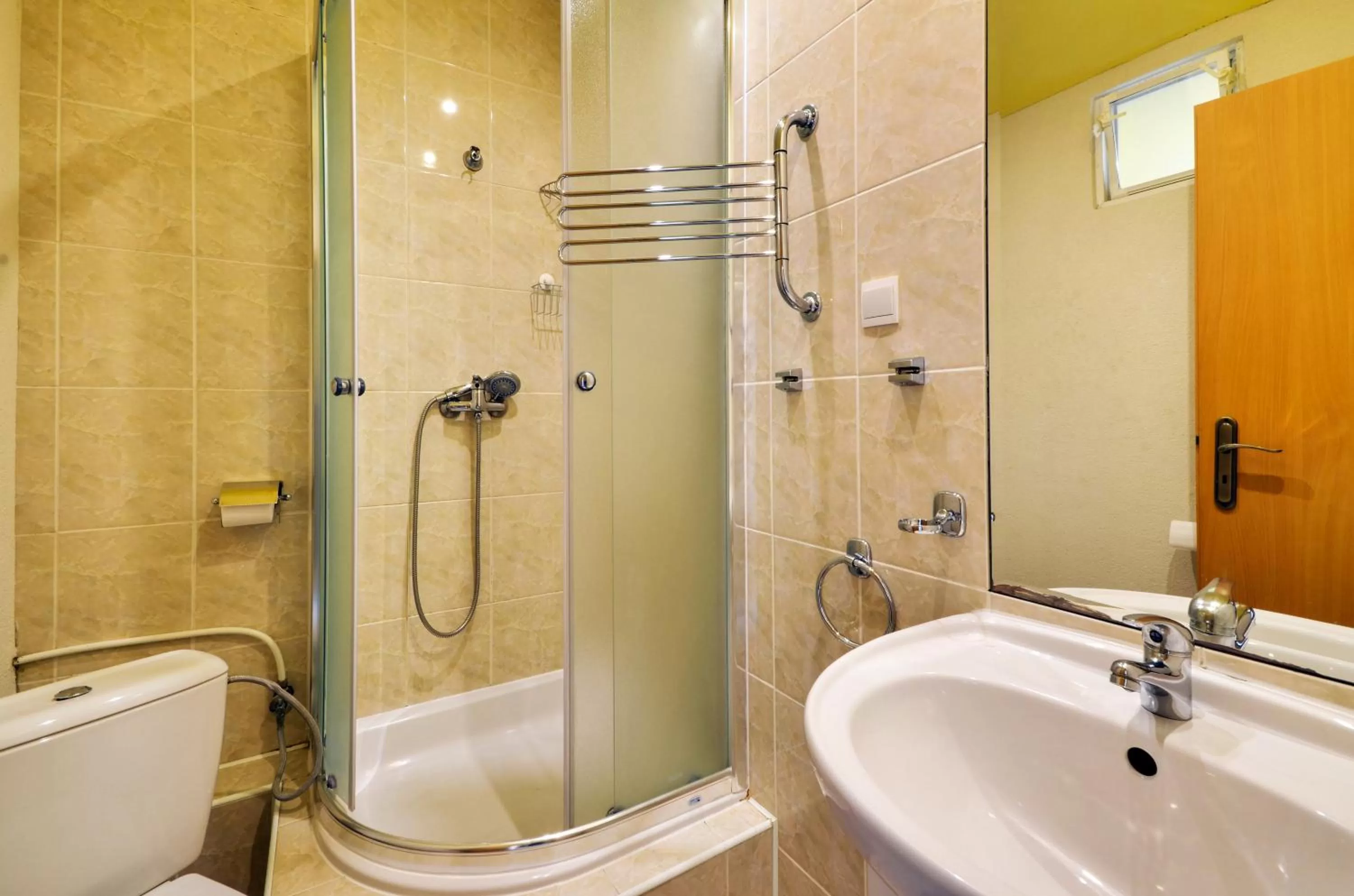 Shower, Bathroom in Spa & Pool Apartment Hotel - Restaurant VILLA IVICA