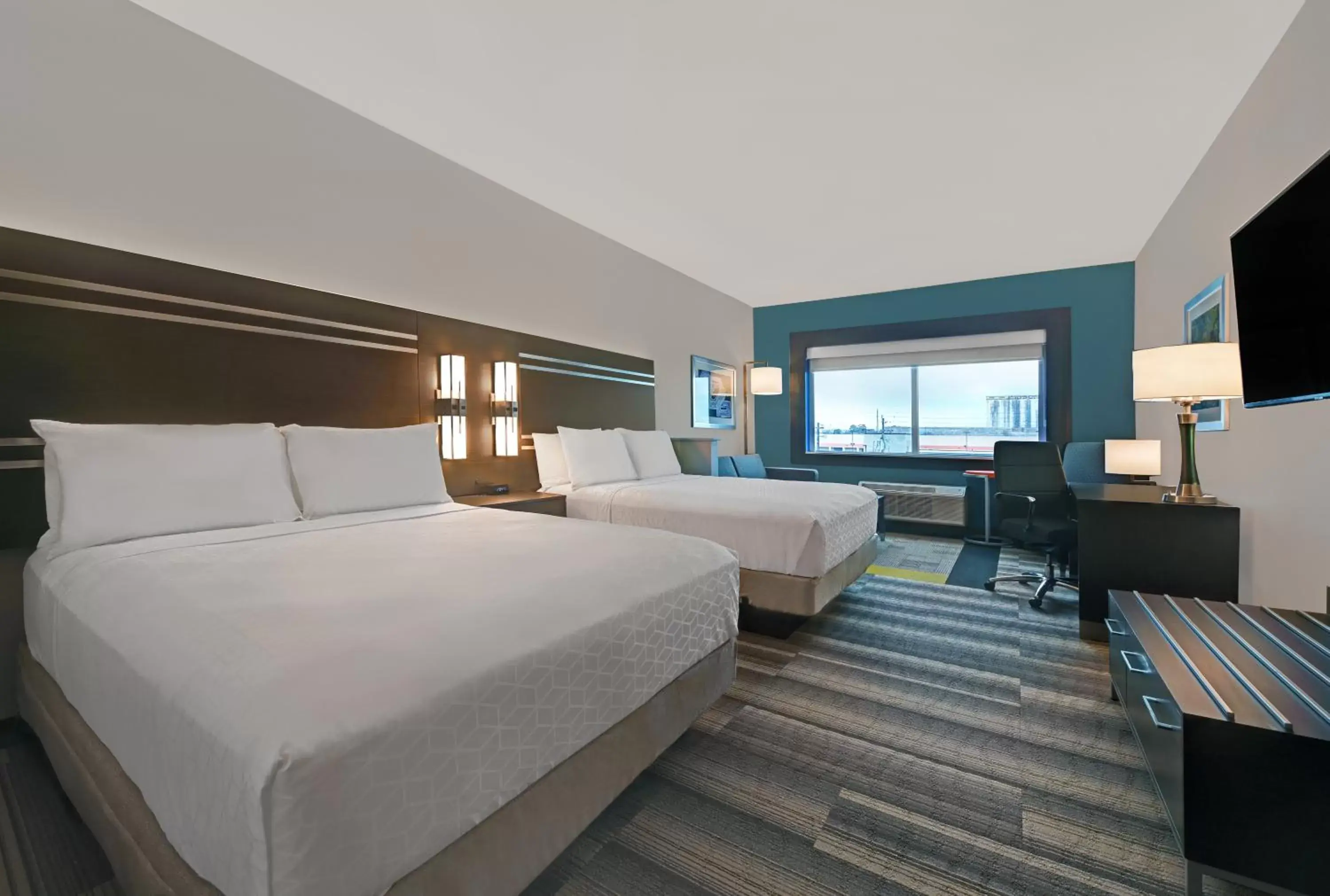 Bed in Holiday Inn Express & Suites Memorial – CityCentre, an IHG Hotel