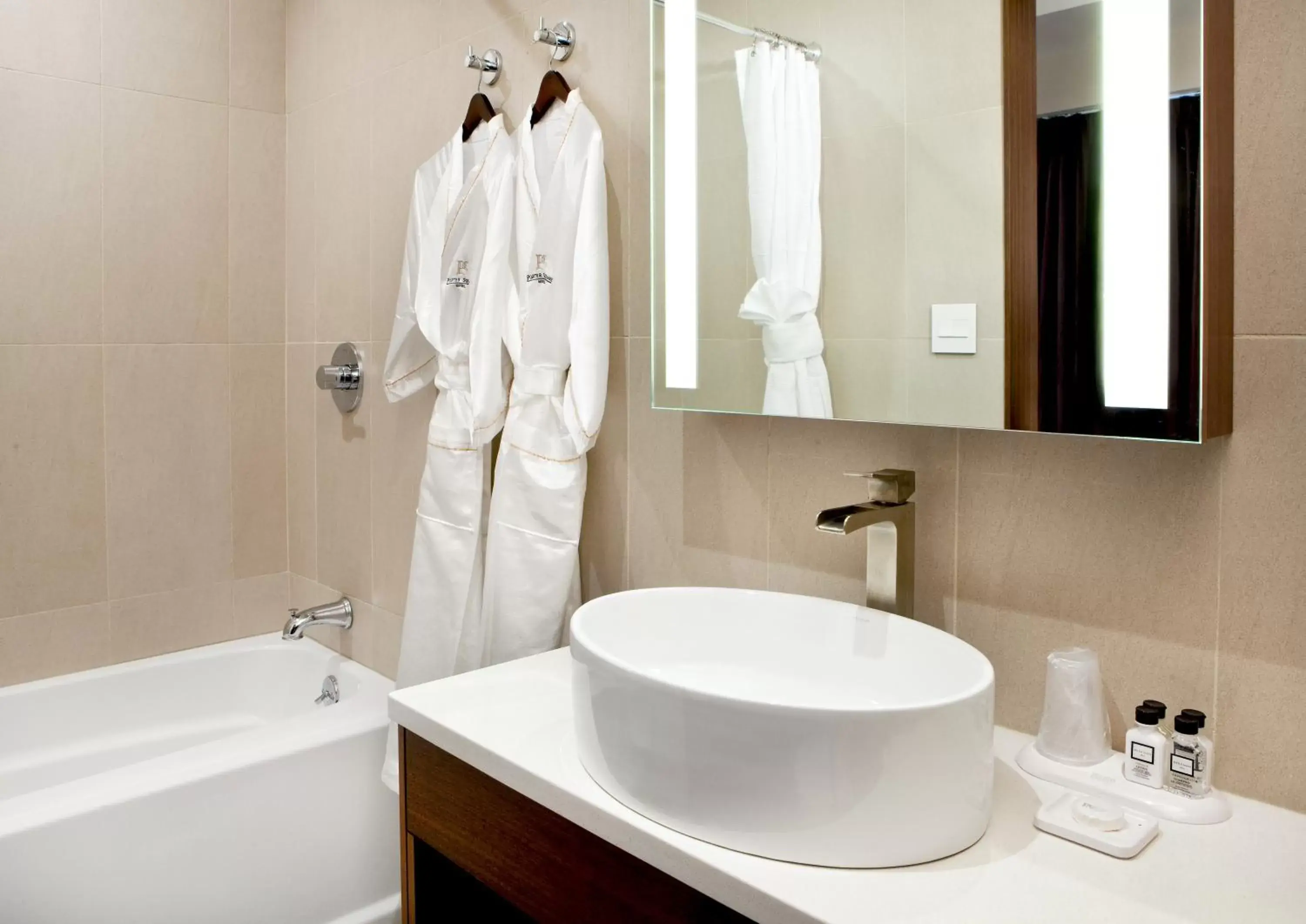 Shower, Bathroom in Porter Square Hotel