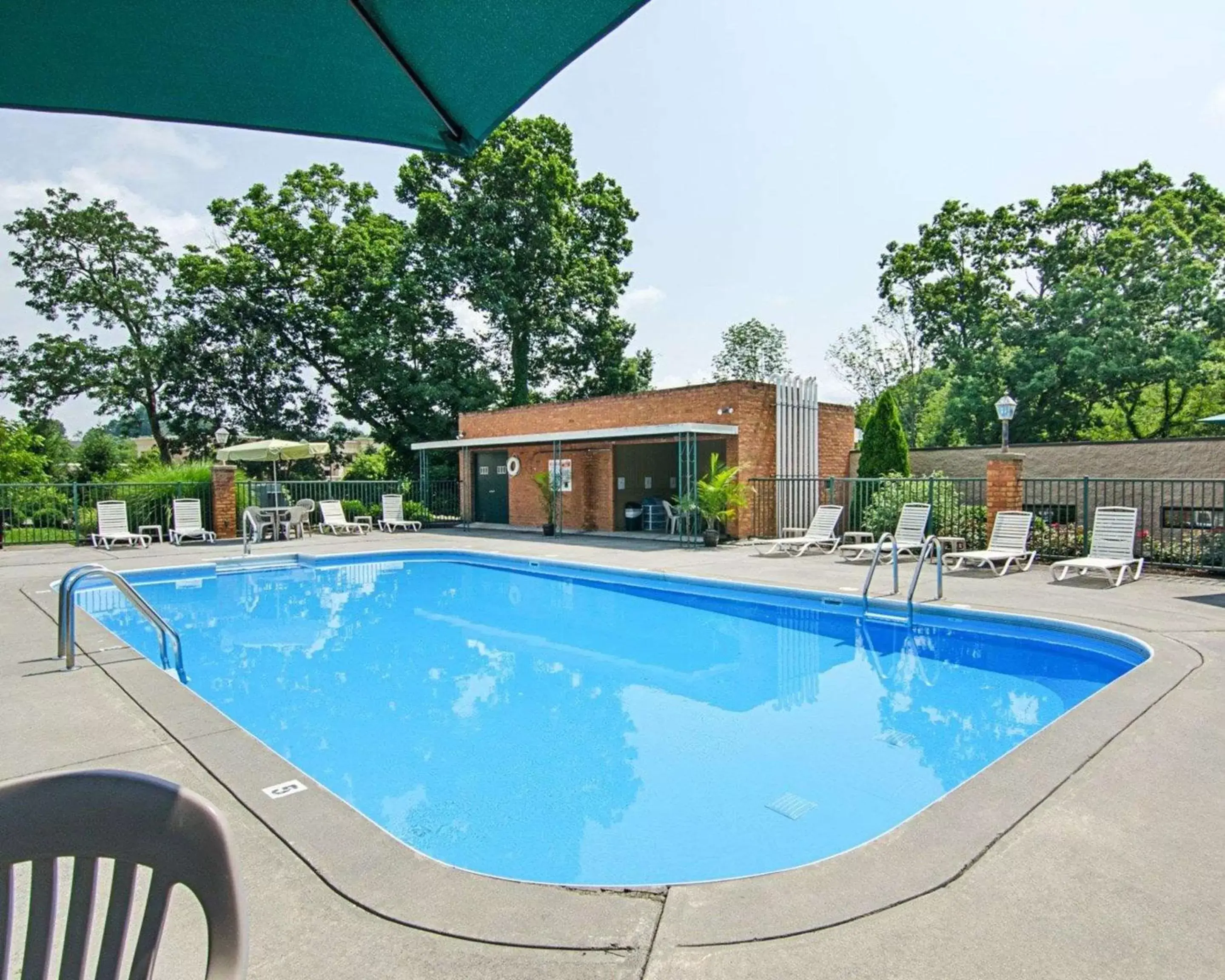 Swimming Pool in Quality Inn