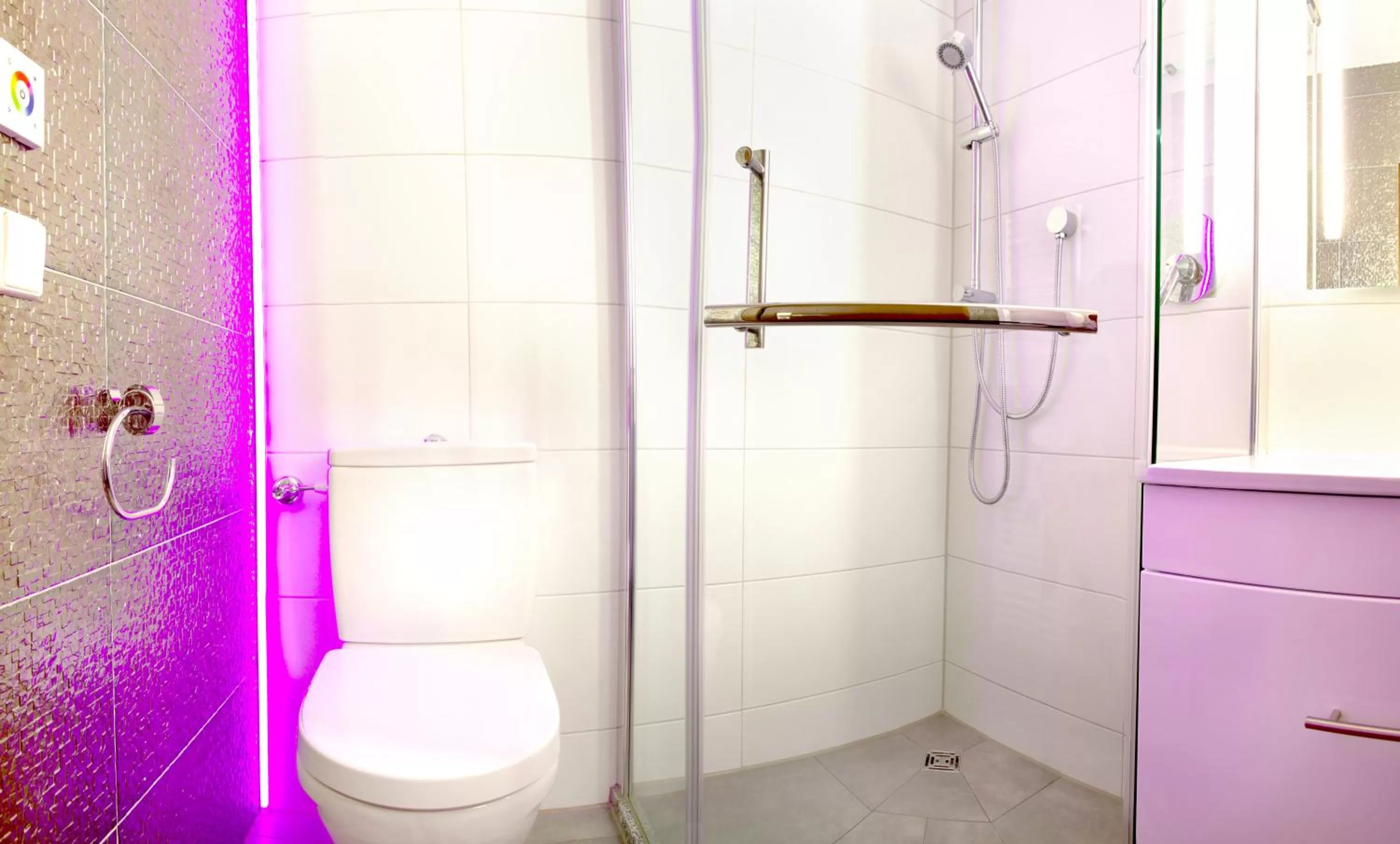 Bathroom in Hotel Hellers Twenty Four I -24h-Check-In-