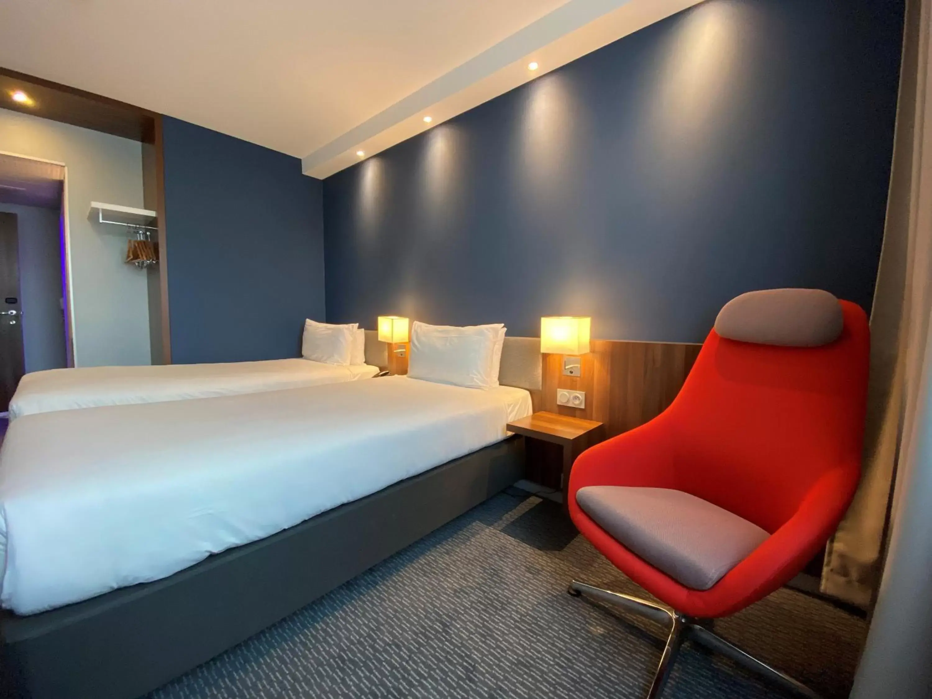 Photo of the whole room, Bed in Holiday Inn Express Dijon, an IHG Hotel