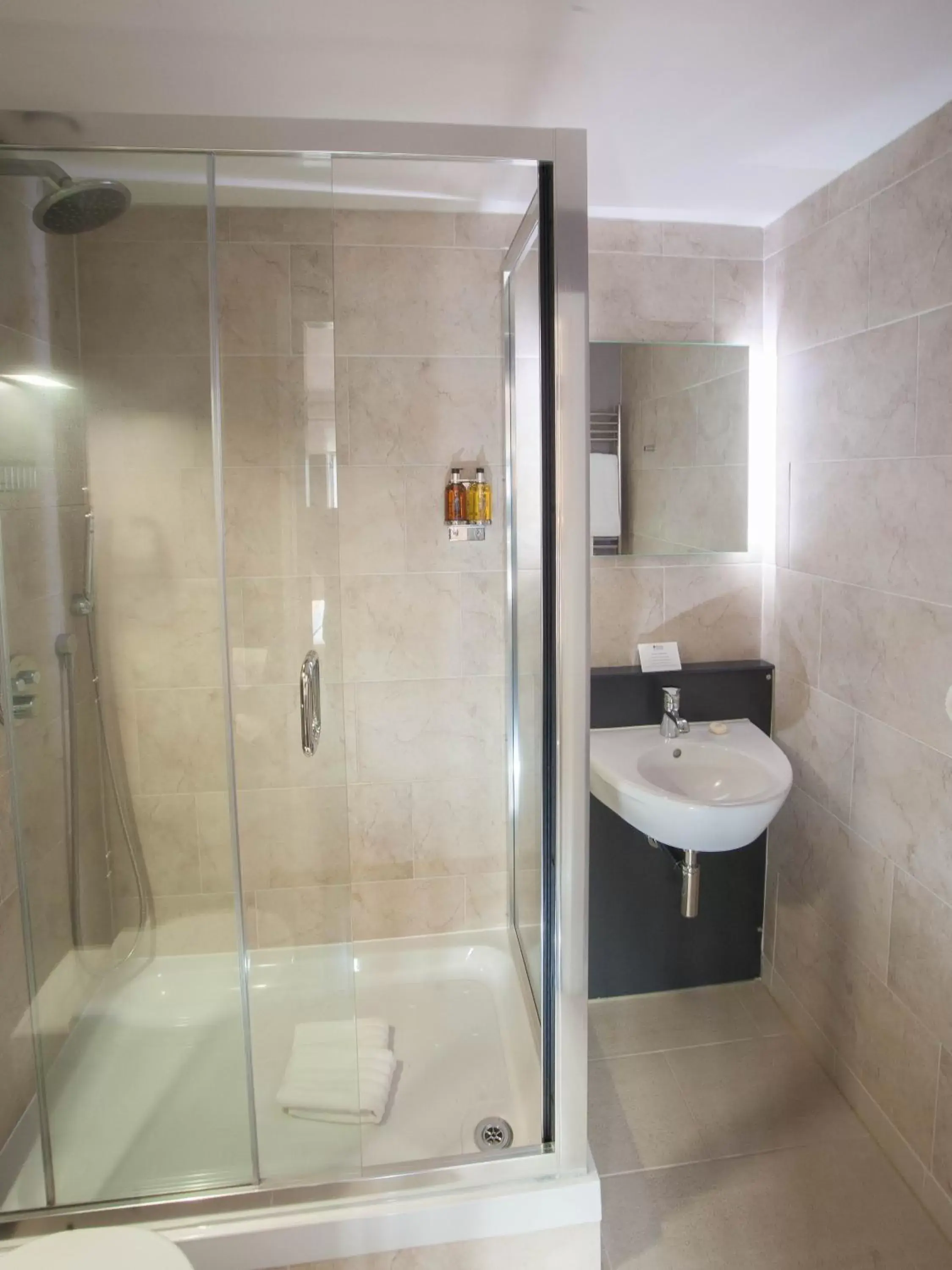 Bathroom in Greenlands Hotel