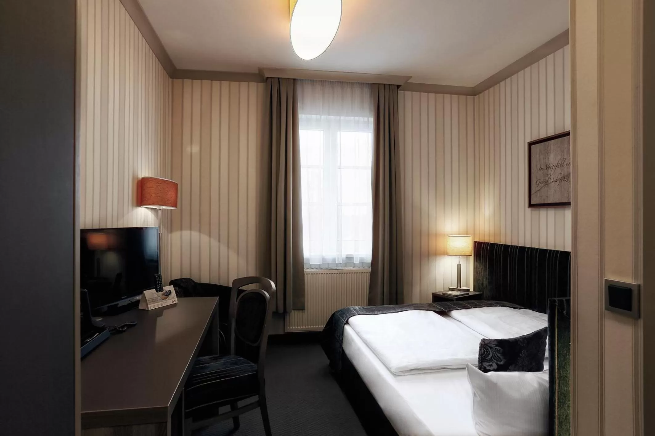 Photo of the whole room, Bed in Konsumhotel Dorotheenhof Weimar