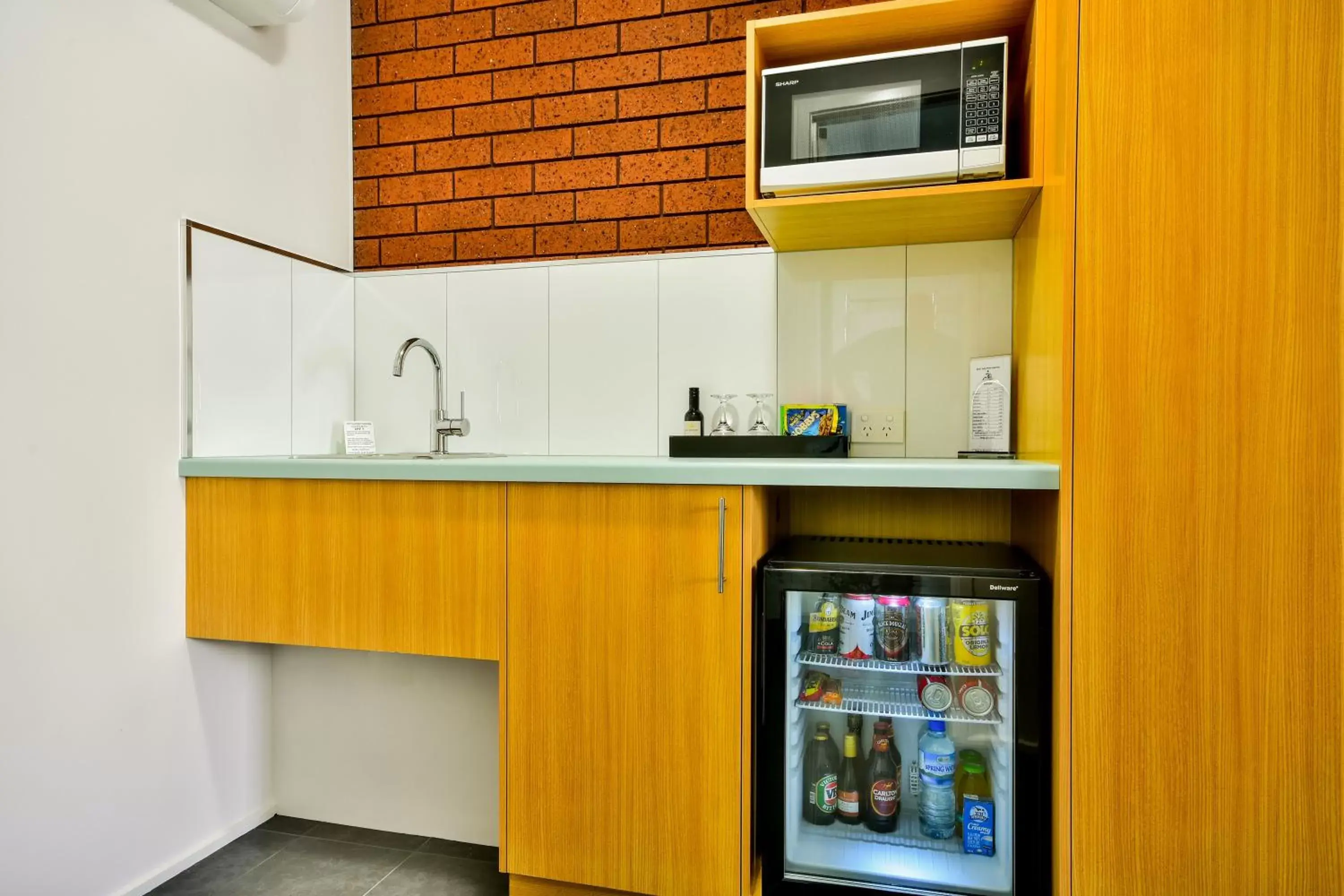 Kitchen or kitchenette, Kitchen/Kitchenette in Hamilton Lonsdale Motel