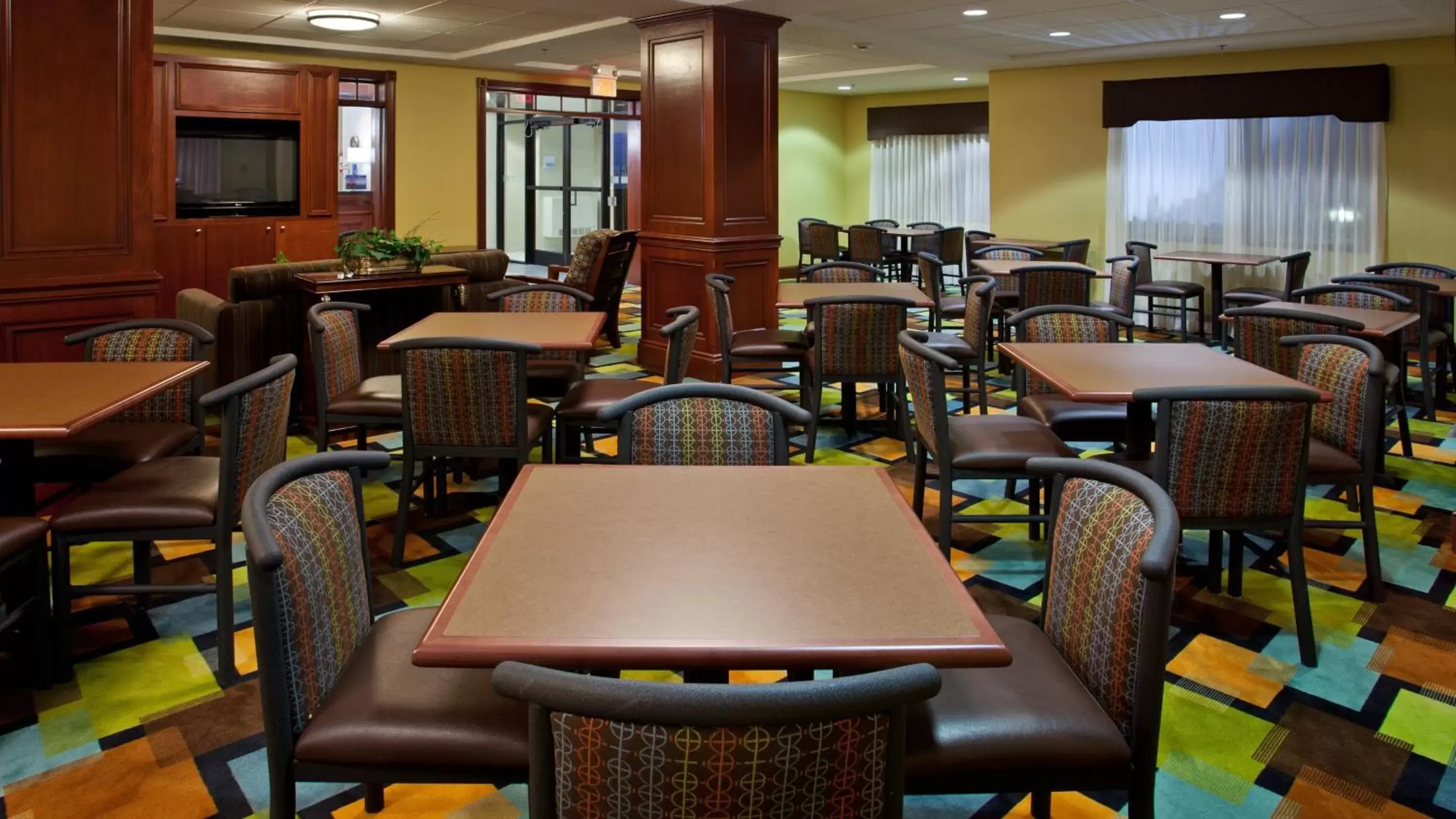 Breakfast, Restaurant/Places to Eat in Holiday Inn Express Grove City - Premium Outlet Mall, an IHG Hotel