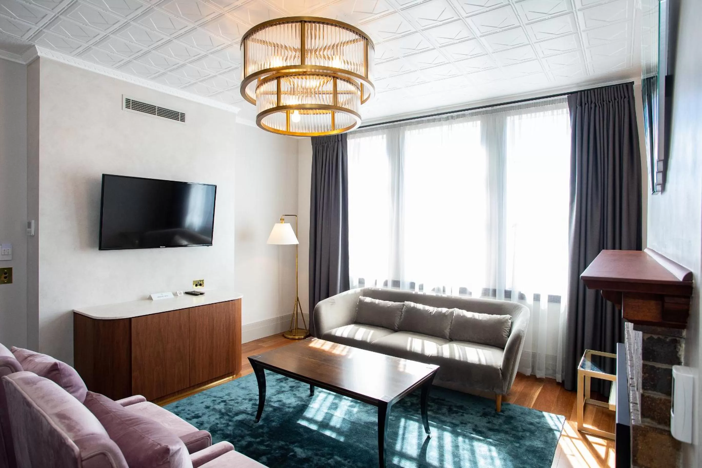 Living room, Bed in Tattersalls Hotel