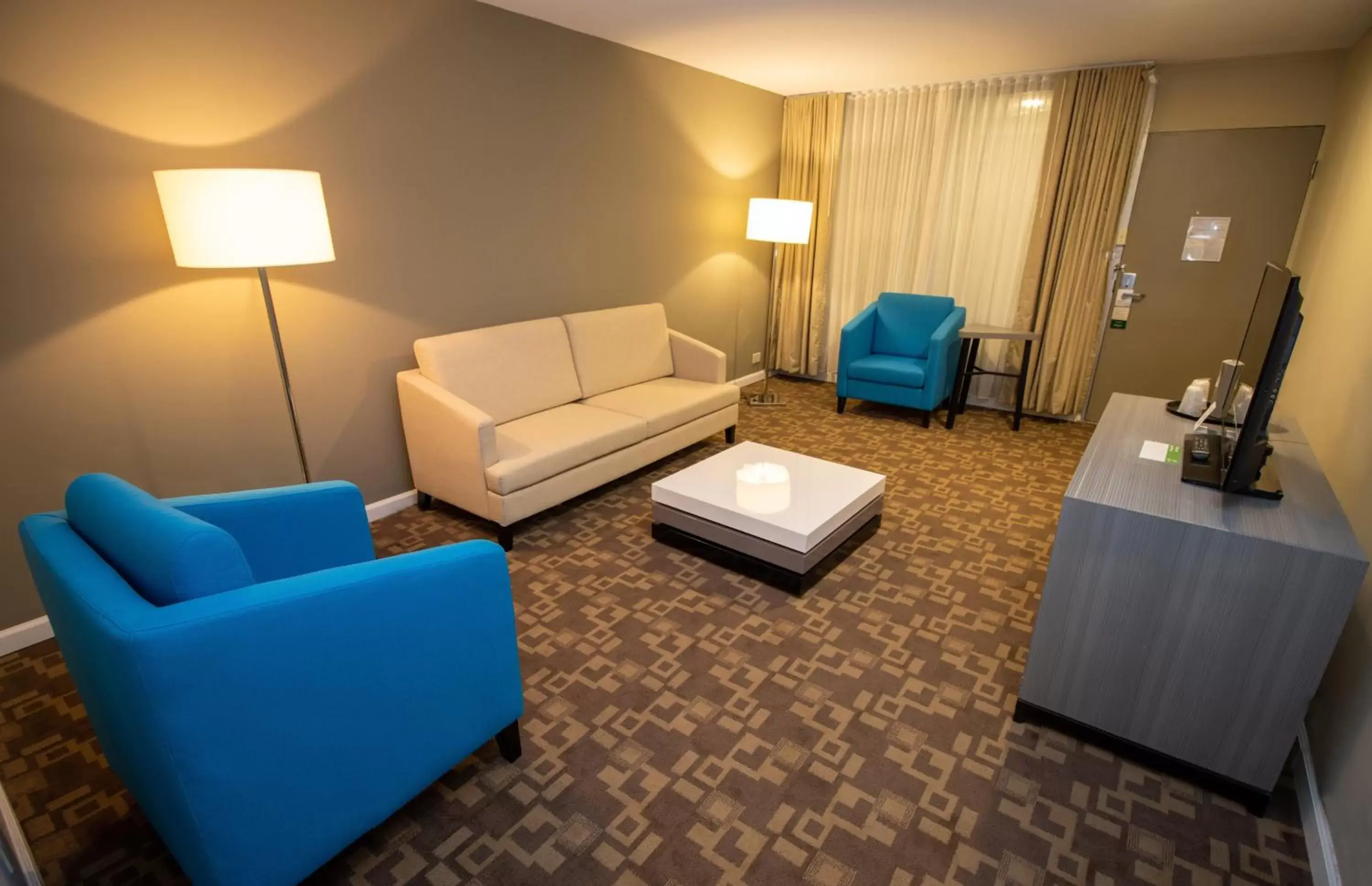 Photo of the whole room, Seating Area in Holiday Inn Scranton East - Dunmore, an IHG Hotel