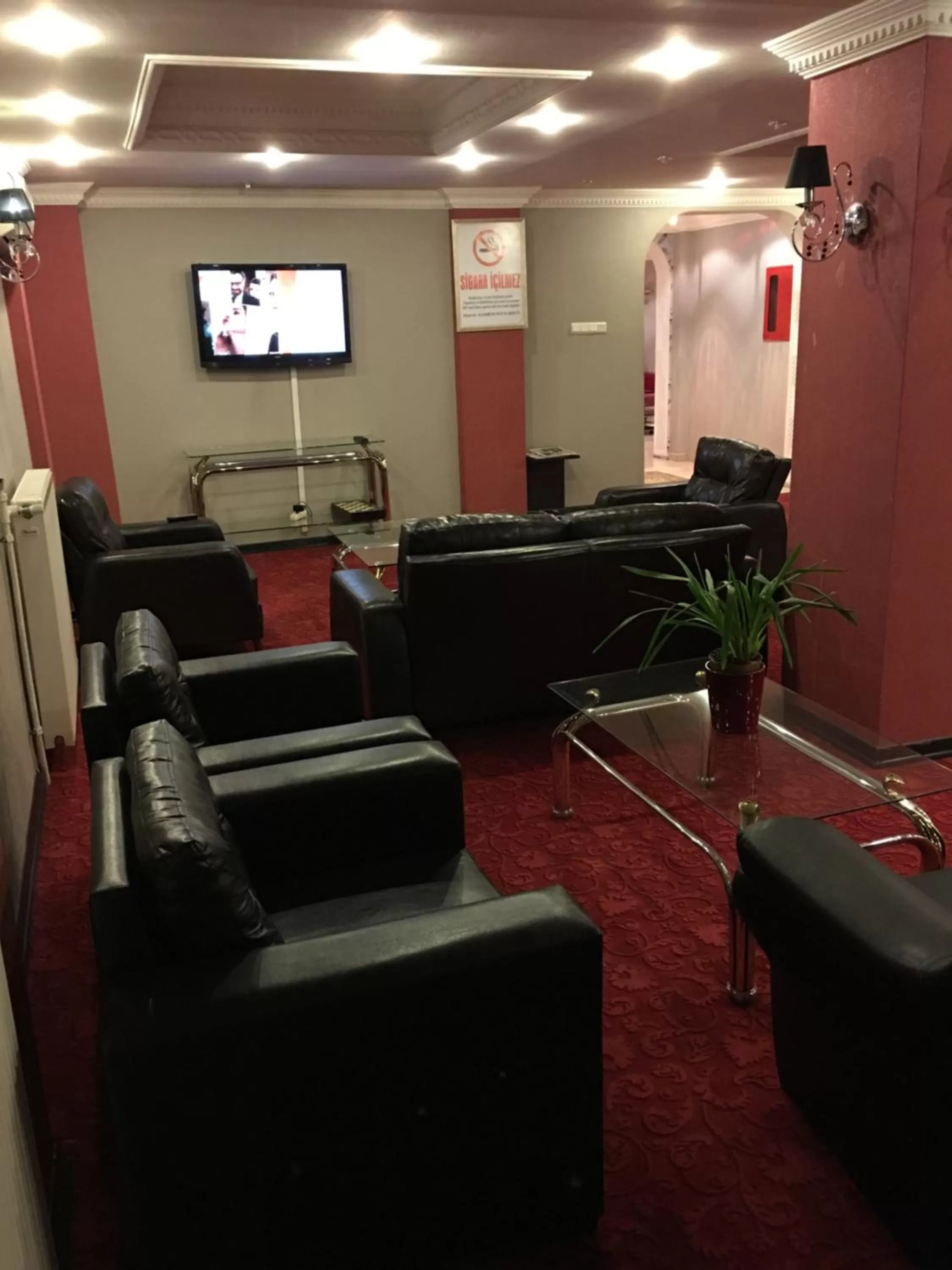 Communal lounge/ TV room in Minabir Otel