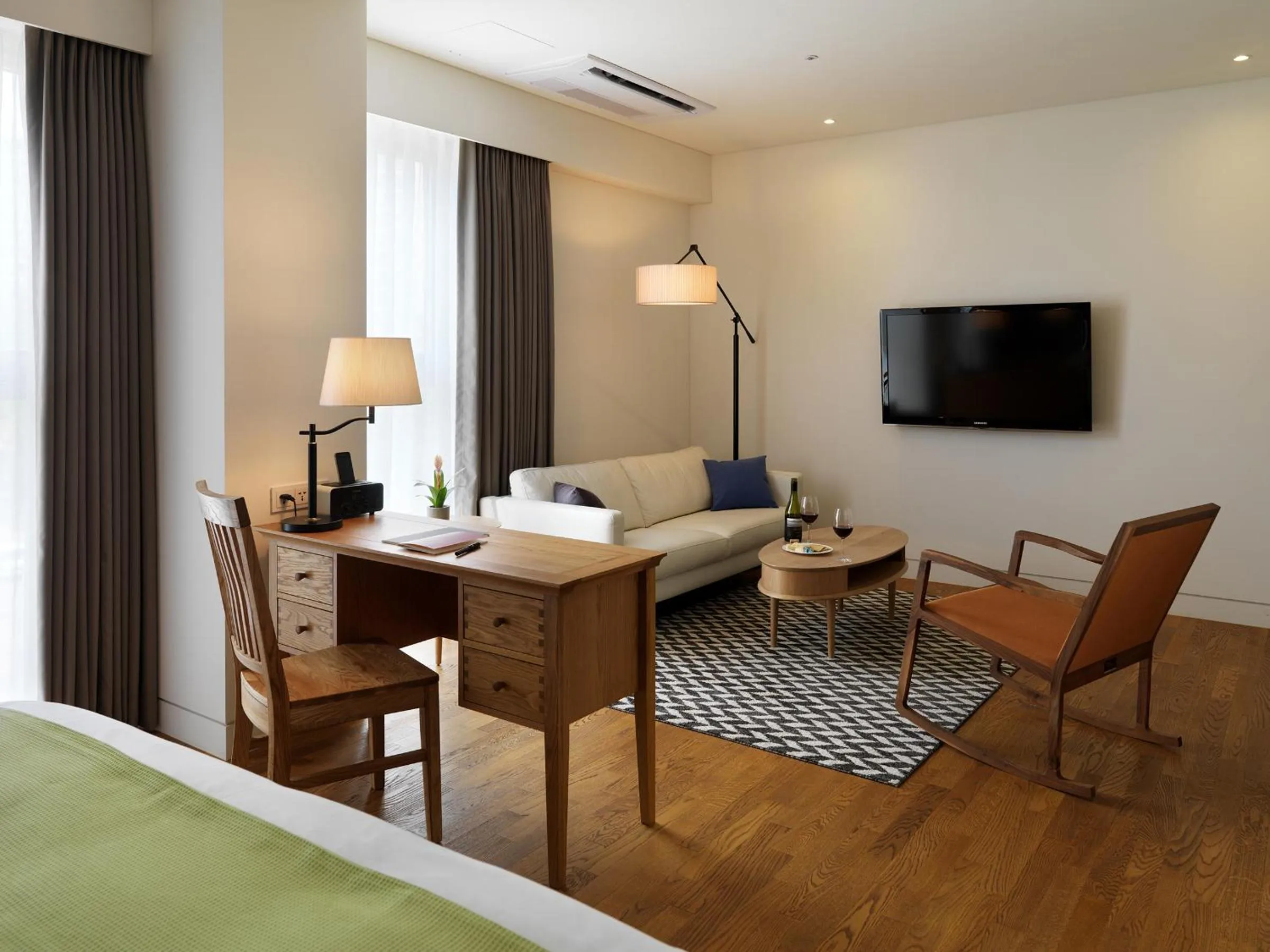 Living room, Bed in La Casa Hotel Seoul