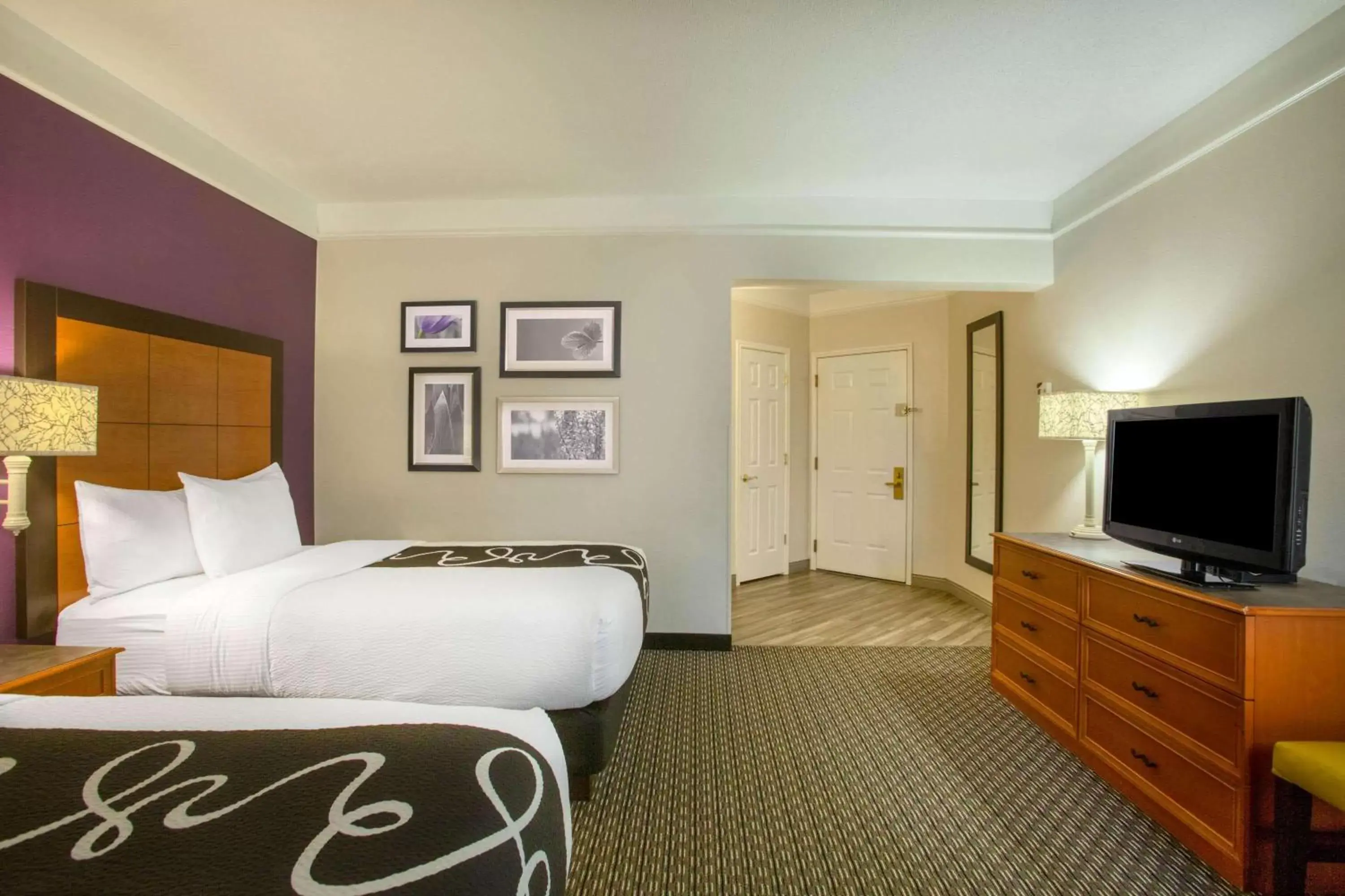 Photo of the whole room, Bed in La Quinta by Wyndham St. Louis Westport