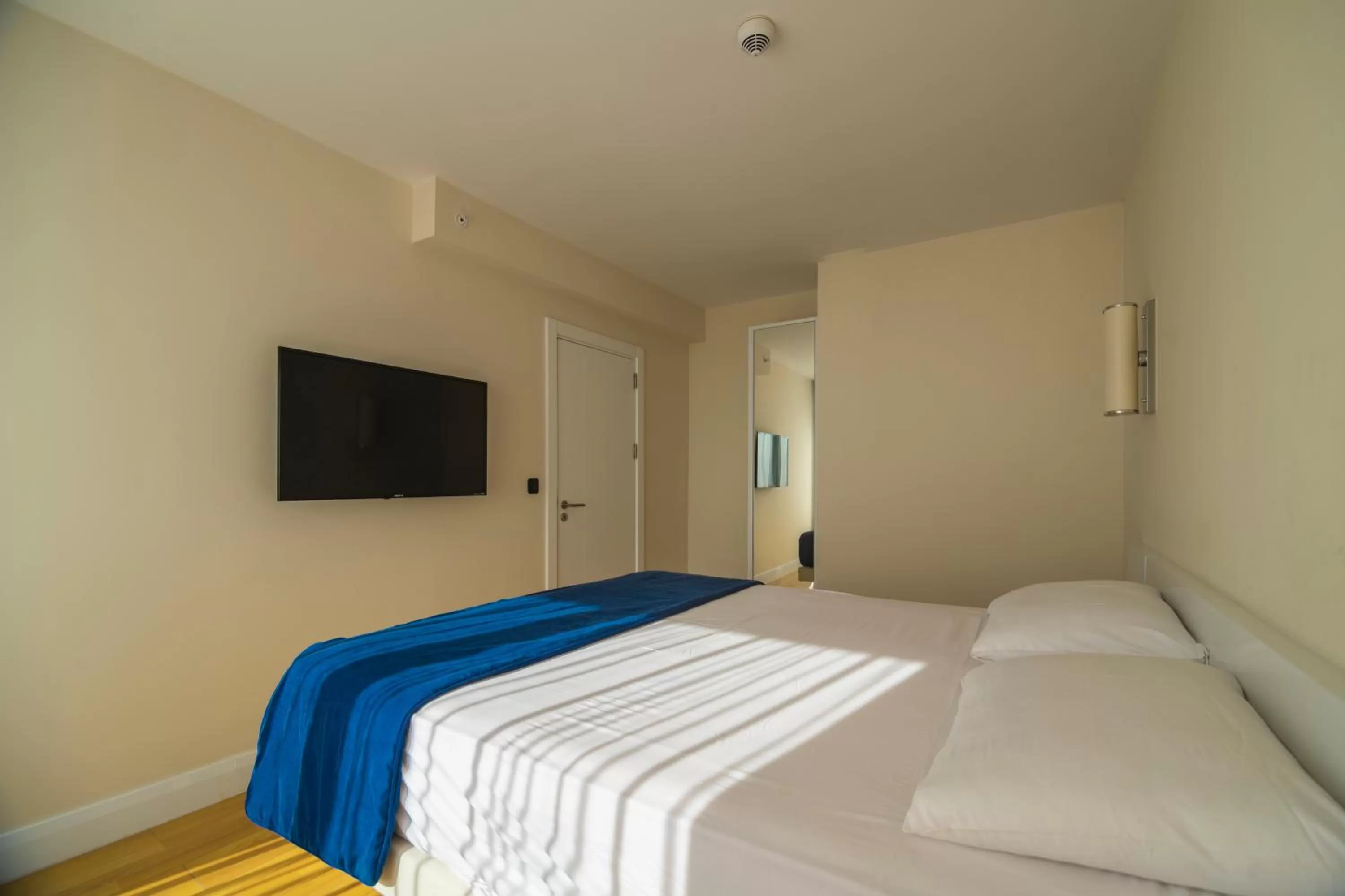 Communal lounge/ TV room, Bed in Orbi City Luxury Suite