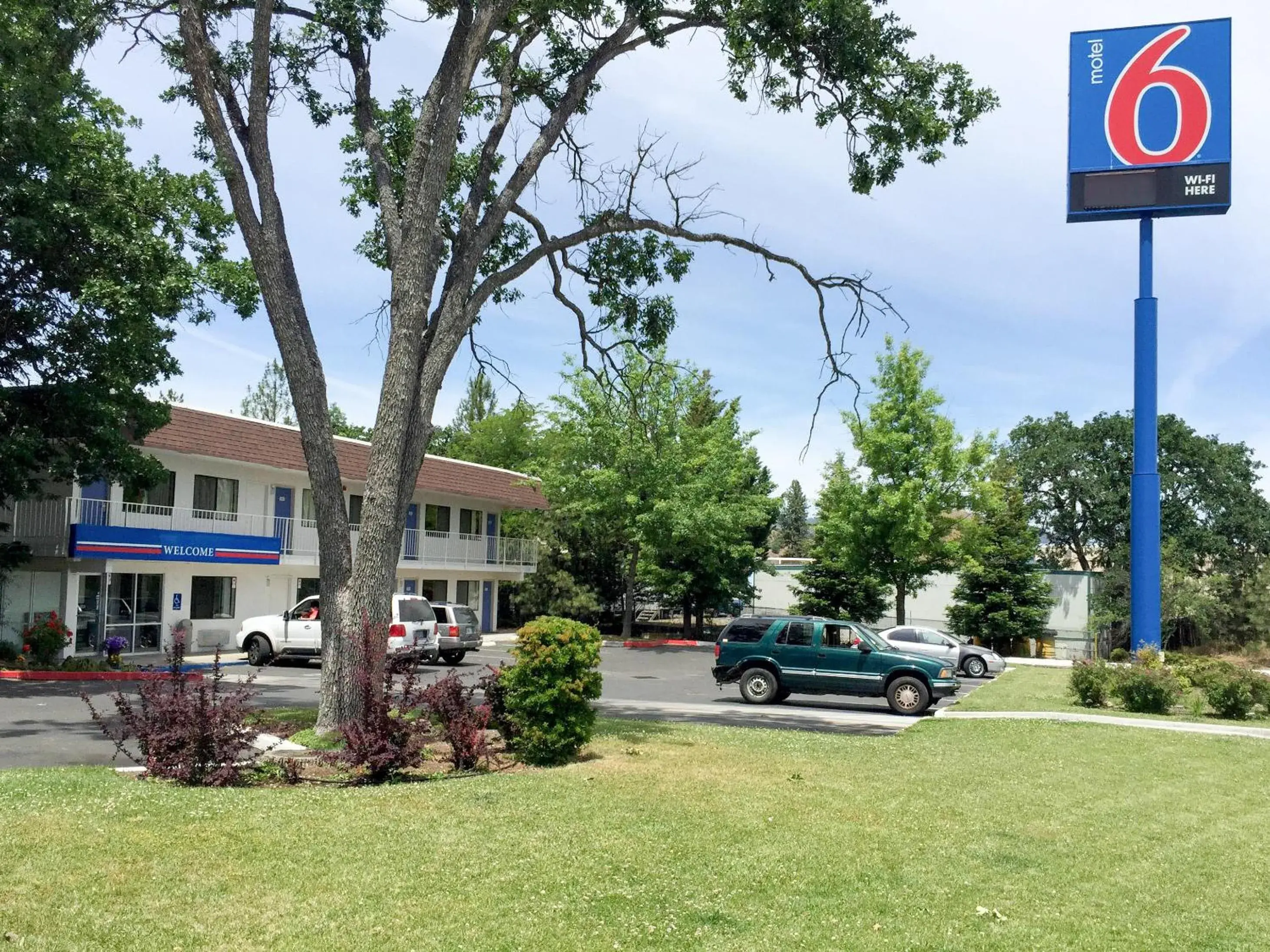 Facade/entrance, Property Building in Motel 6-Yreka, CA