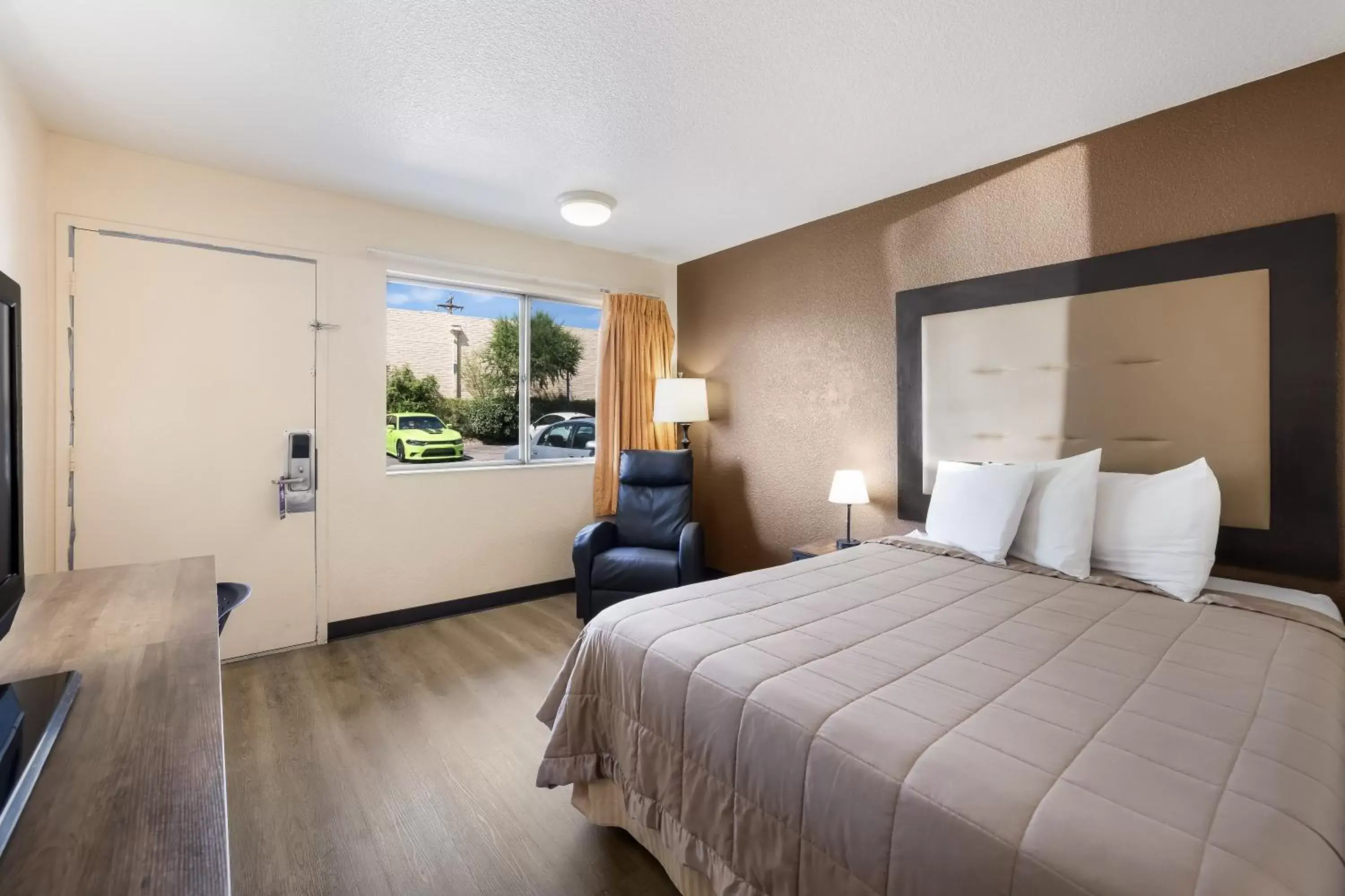 Bed in Knights Inn Sierra Vista / East Fry