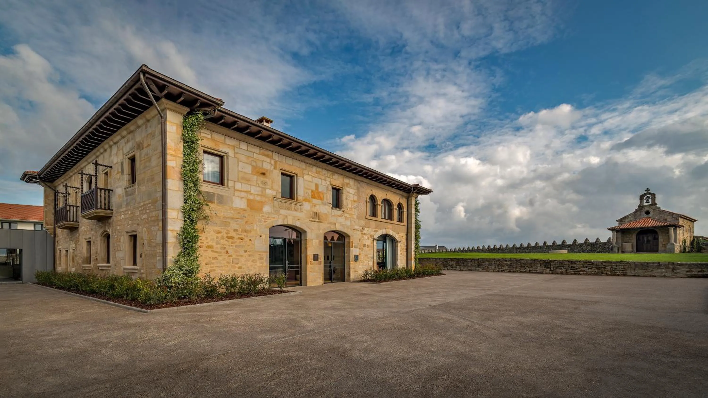 Property building in CoolRooms Palacio de Luces