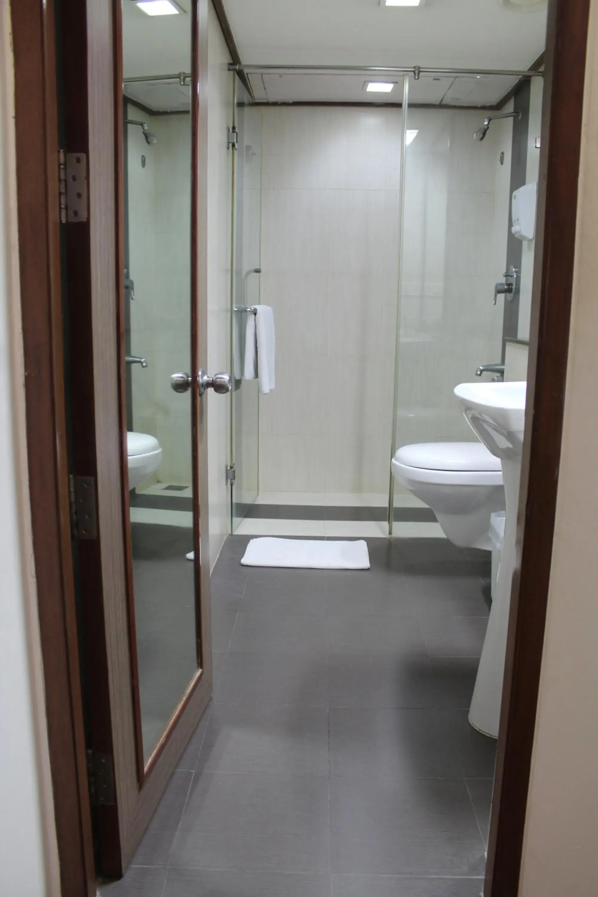 Bathroom in The Lotus Apartment hotel, Burkit Road