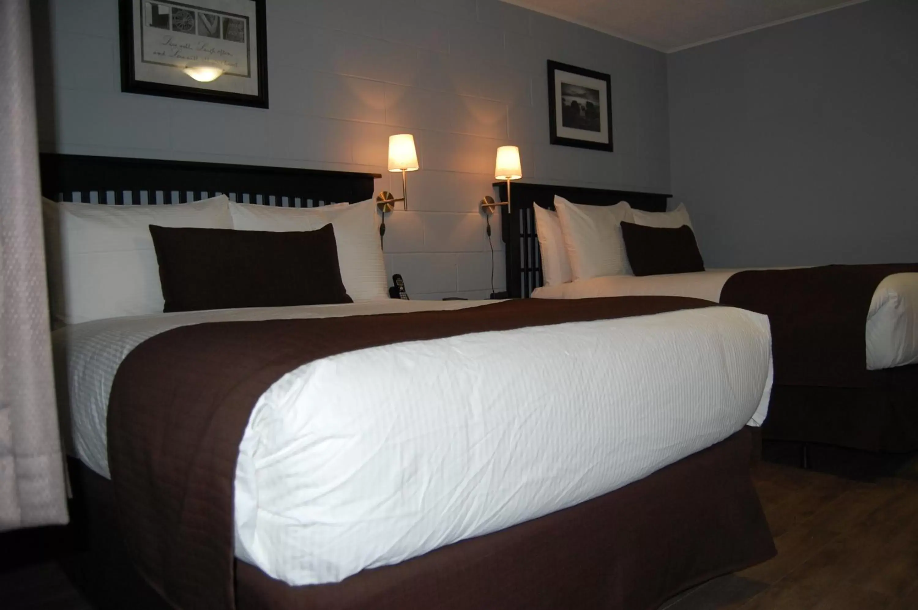 Photo of the whole room, Bed in Rest Inn