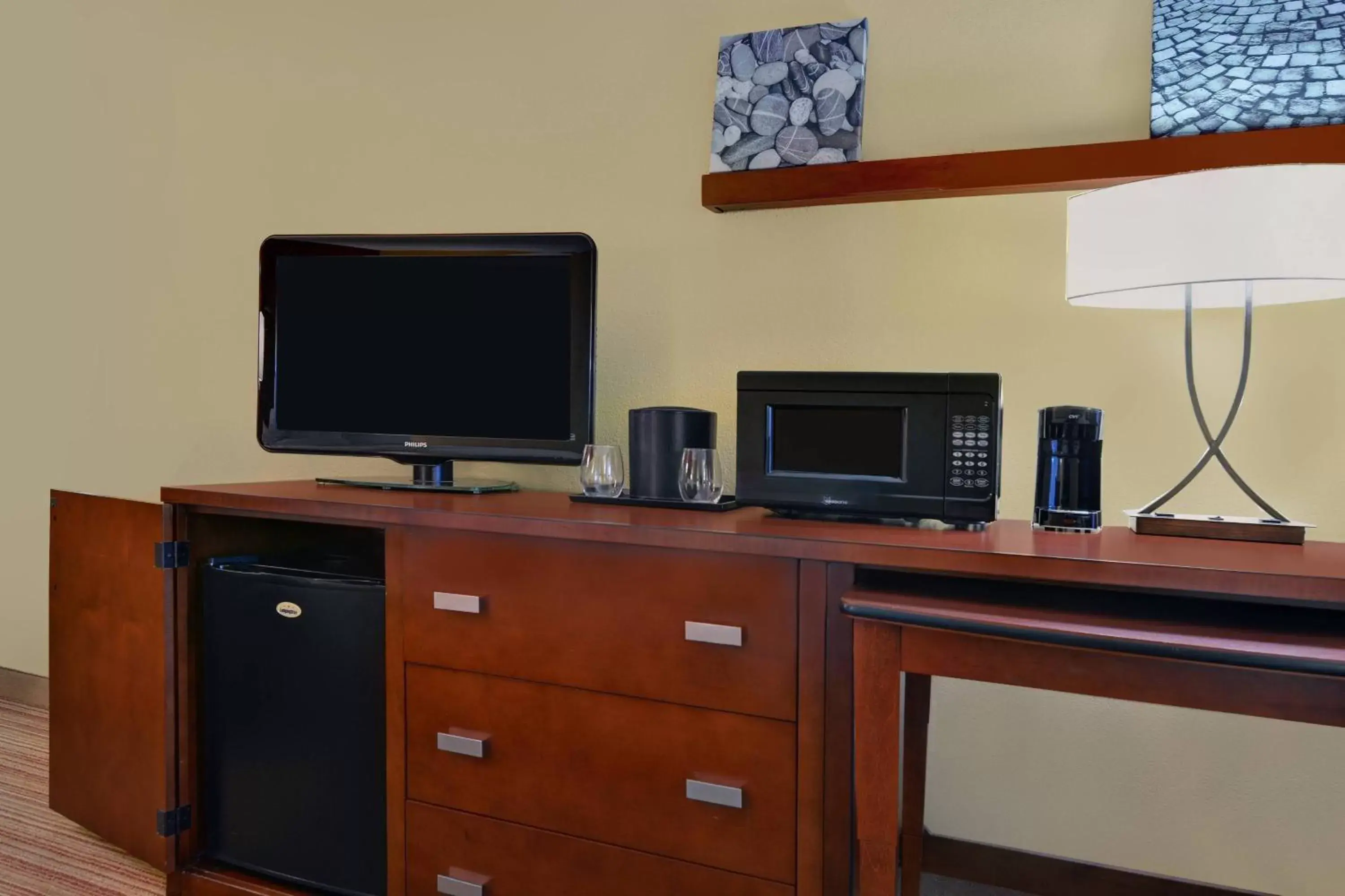 Photo of the whole room, TV/Entertainment Center in Courtyard Shreveport Airport