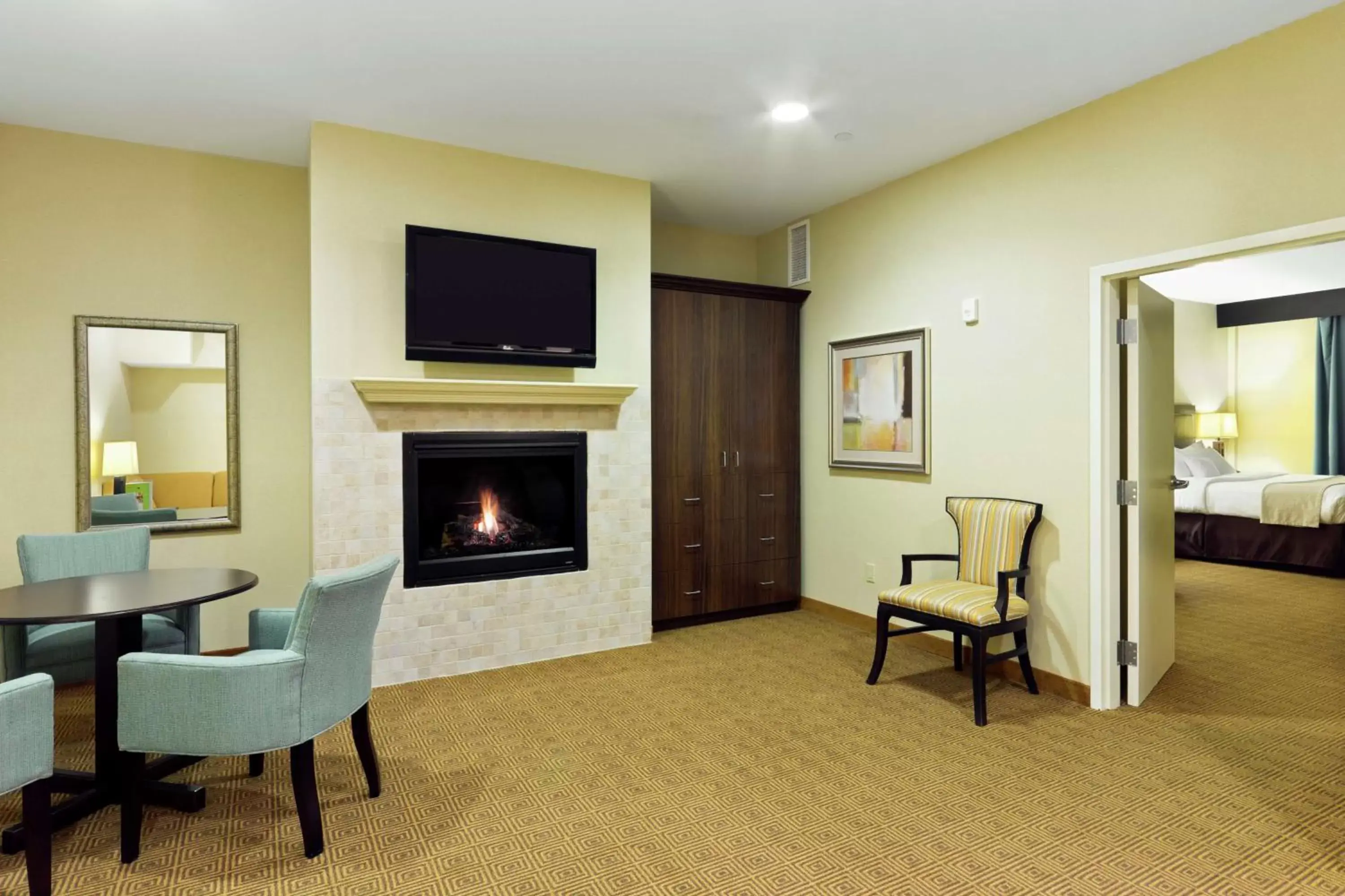 Living room, TV/Entertainment Center in DoubleTree by Hilton Tinton Falls-Eatontown