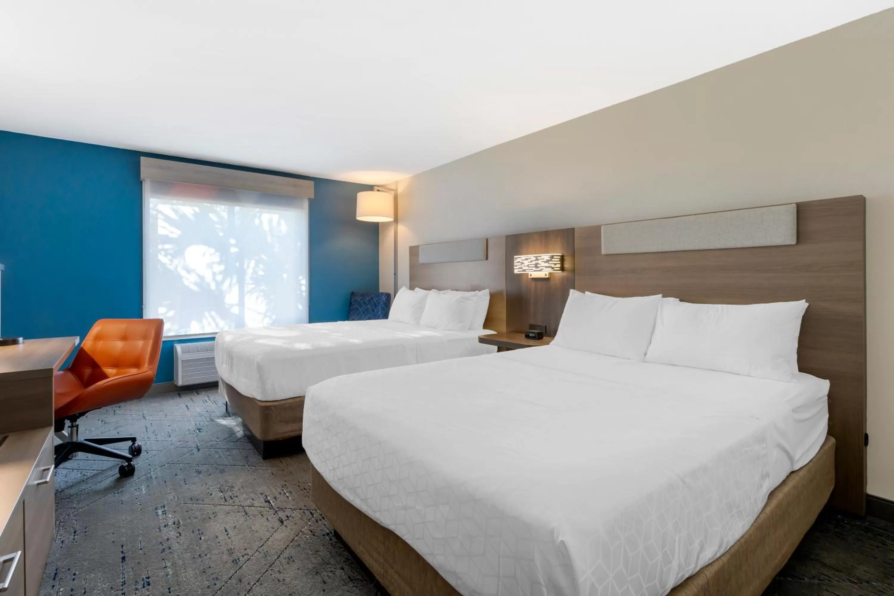Bed in Holiday Inn Express Hotel & Suites - The Villages by IHG
