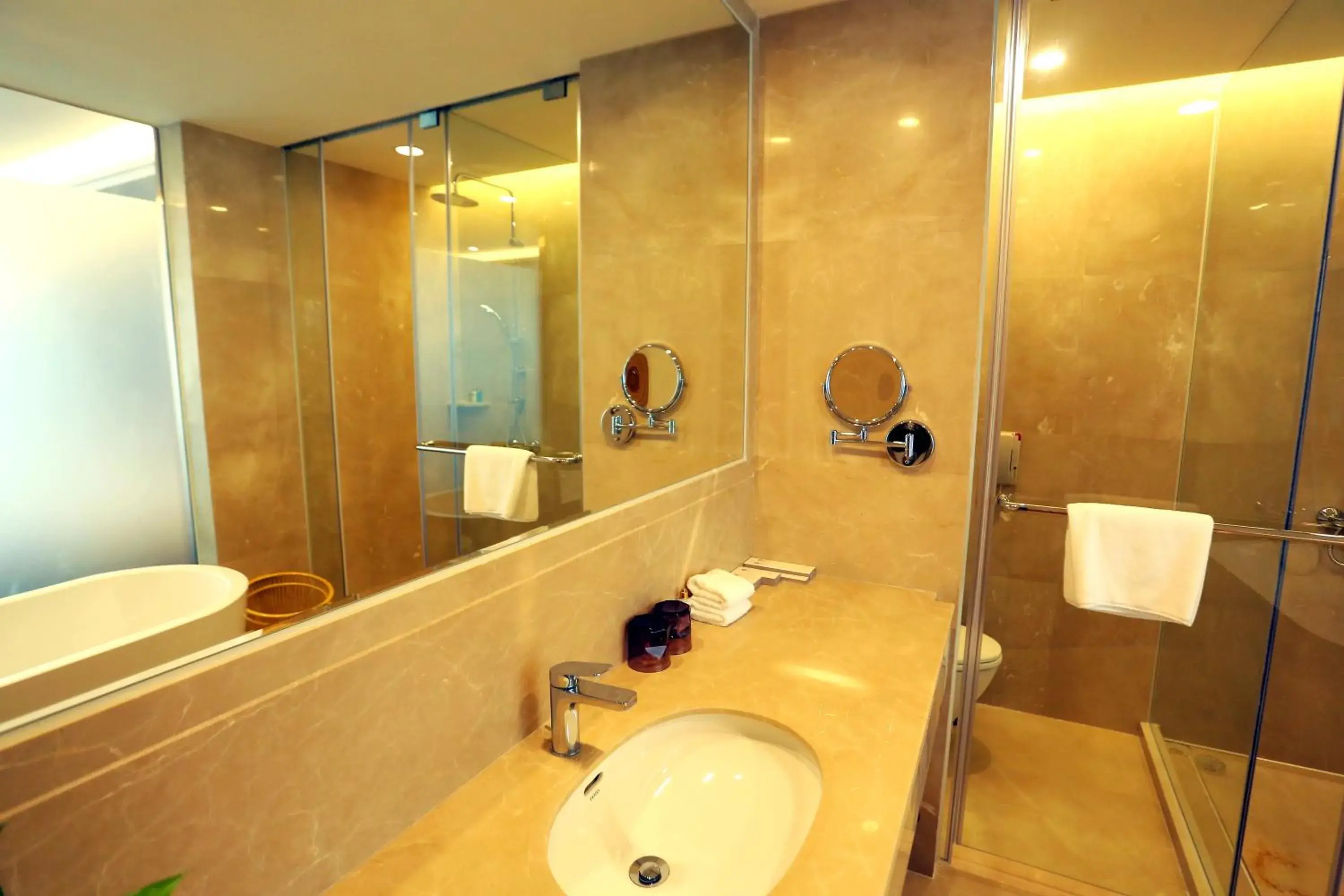 Bedroom, Bathroom in Shenzhen Baoan PLUS Gems Cube Hotel                                                             