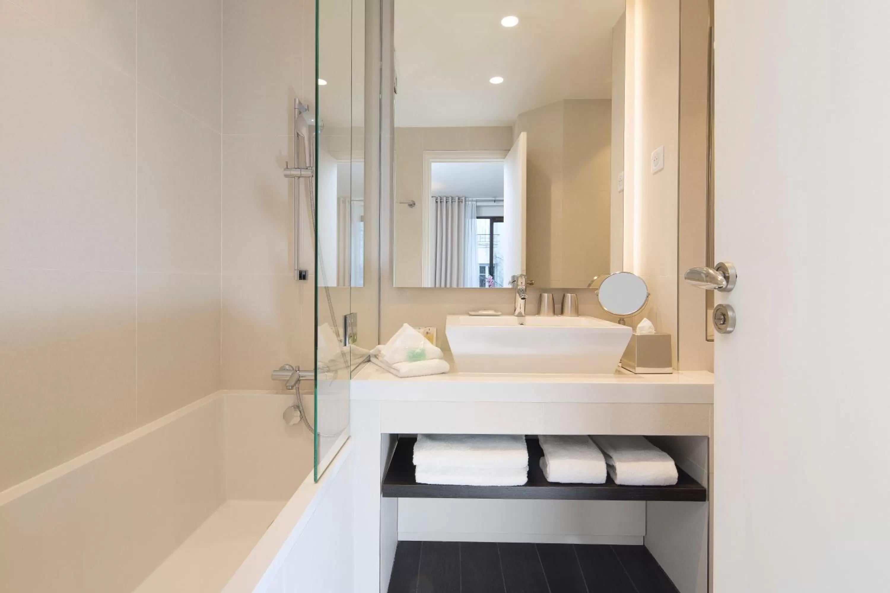 Bathroom in Garden-Elysée