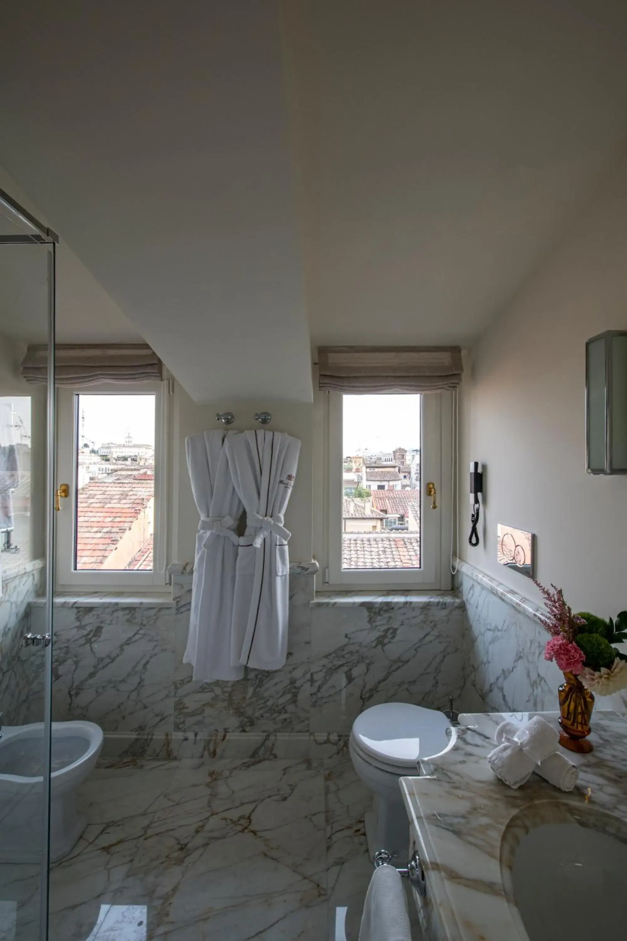 Bathroom, Seating Area in Hotel d'Inghilterra Roma - Starhotels Collezione