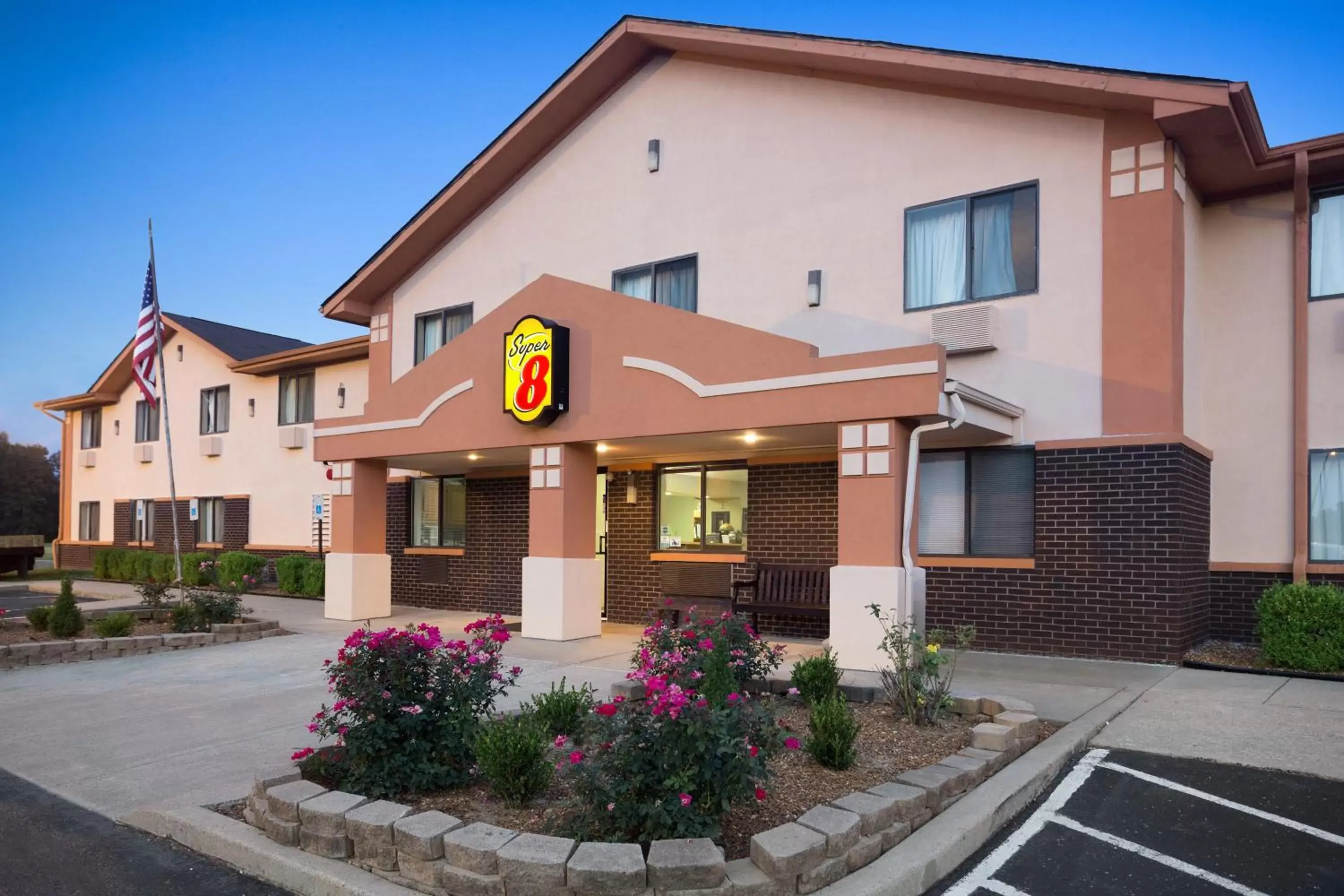 Facade/entrance in Super 8 by Wyndham Mayfield Facade/entrance in Super 8 by Wyndham Mayfield