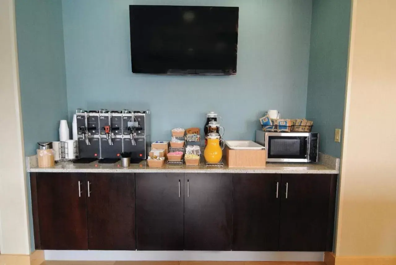 Coffee/tea facilities, TV/Entertainment Center in La Quinta Inn & Suites by Wyndham Marysville