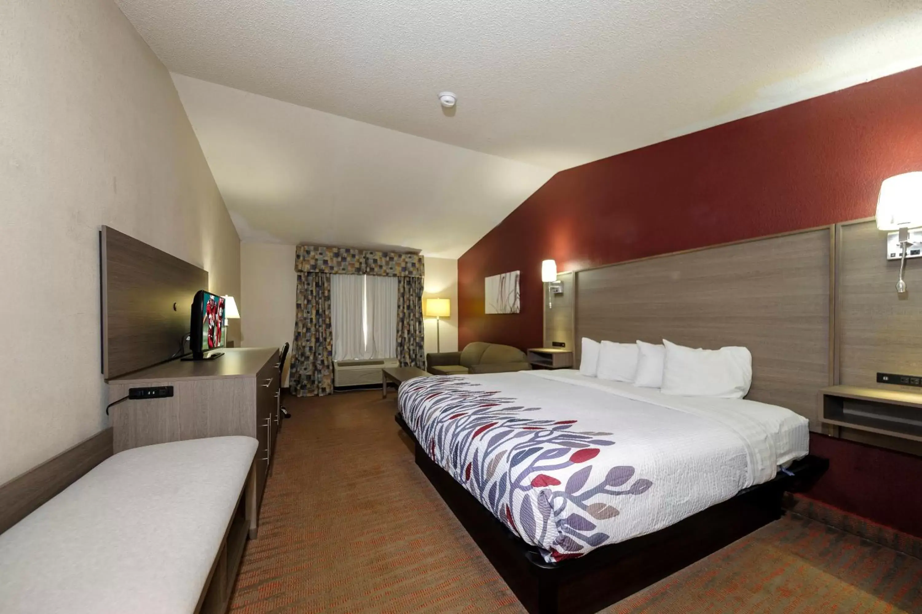 Photo of the whole room, Room Photo in Red Roof Inn Yemassee