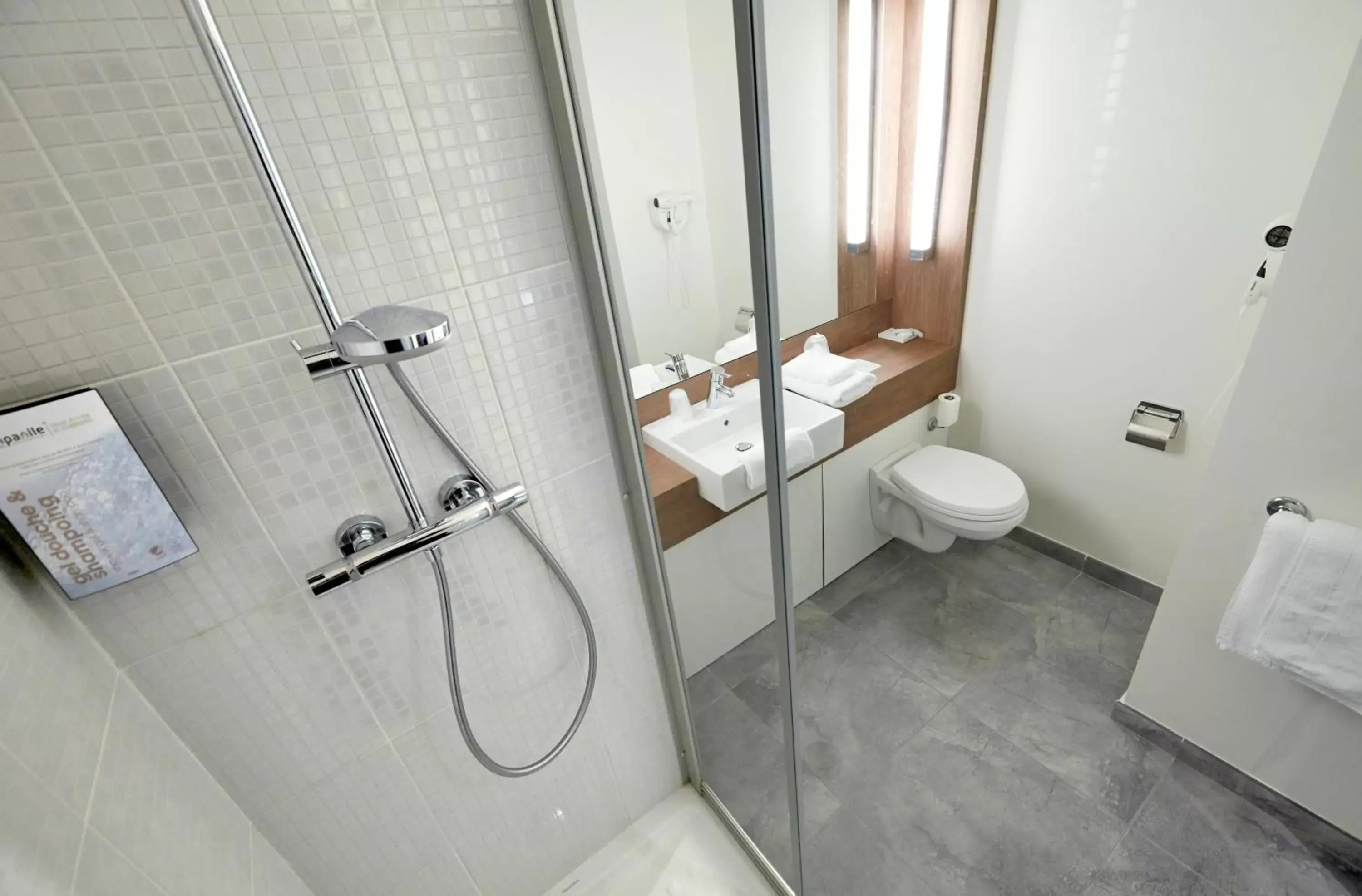 Bathroom in Hotel Campanile Roissy