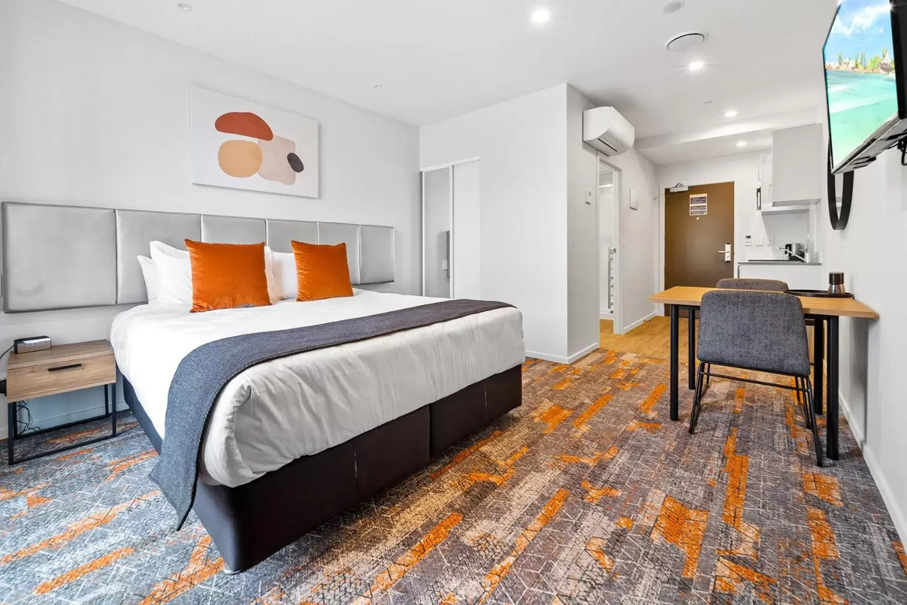 King Studio Apartment with Kitchenette - Motorway Facing in Ramada by Wyndham Newmarket Auckland