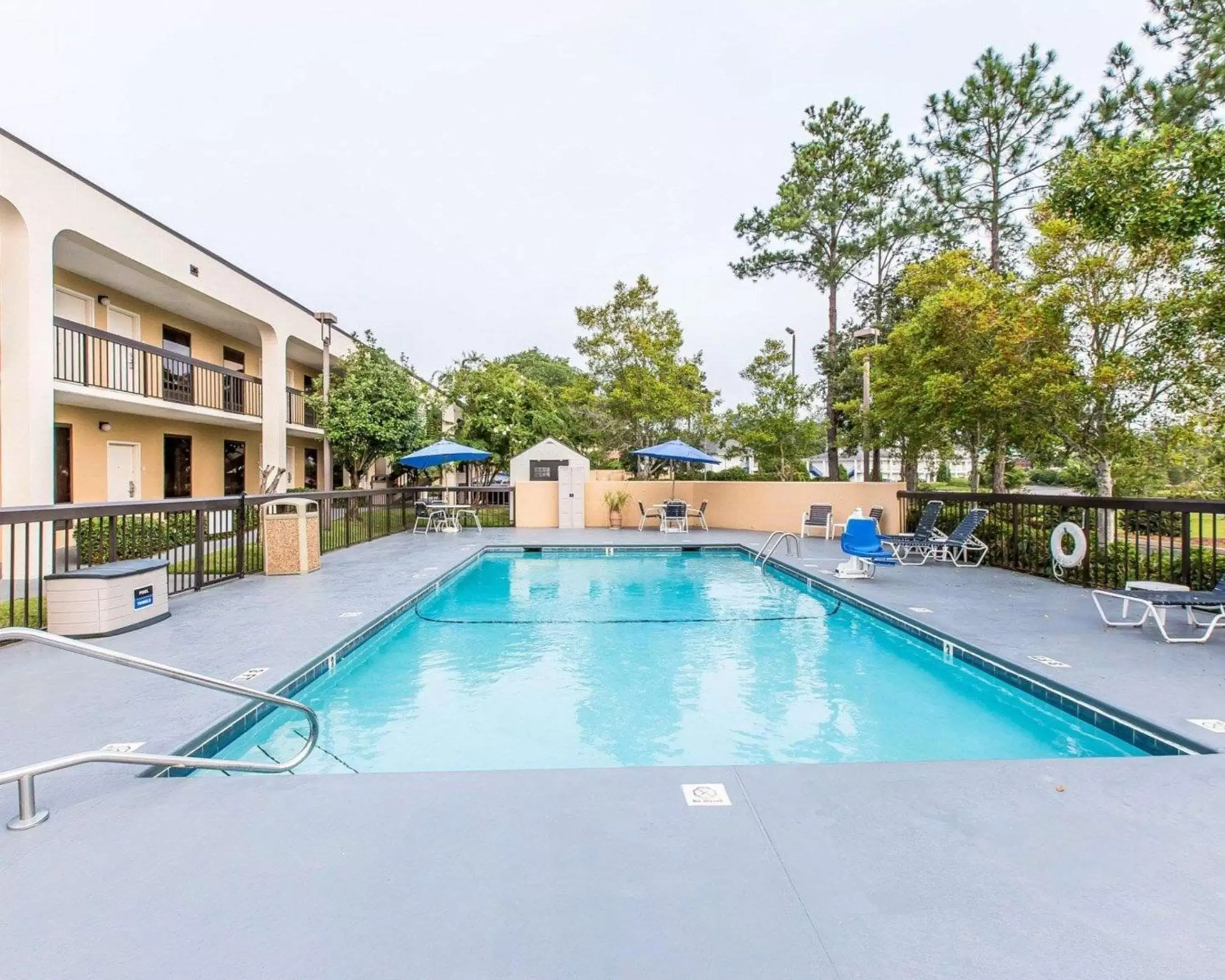 On site, Swimming Pool in Quality Inn At The Mall - Valdosta