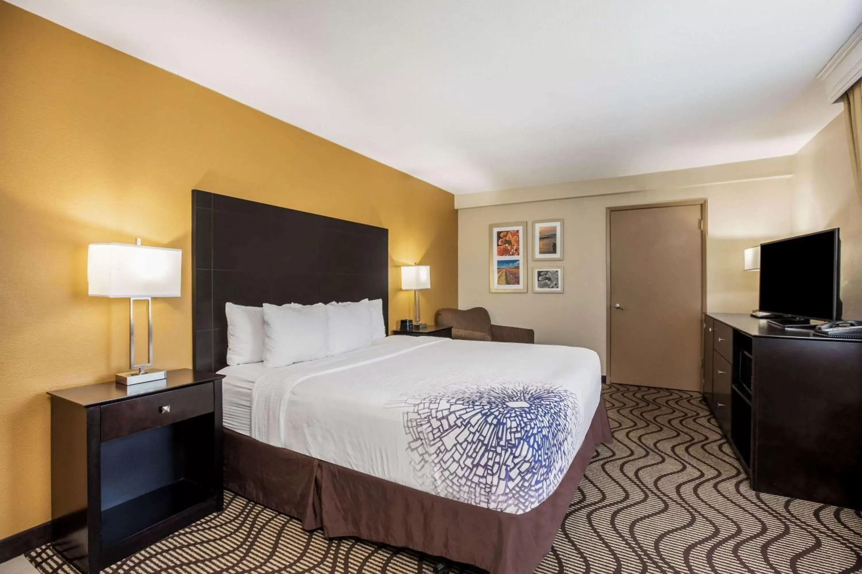 Photo of the whole room, Bed in La Quinta by Wyndham Carlsbad - Legoland Area