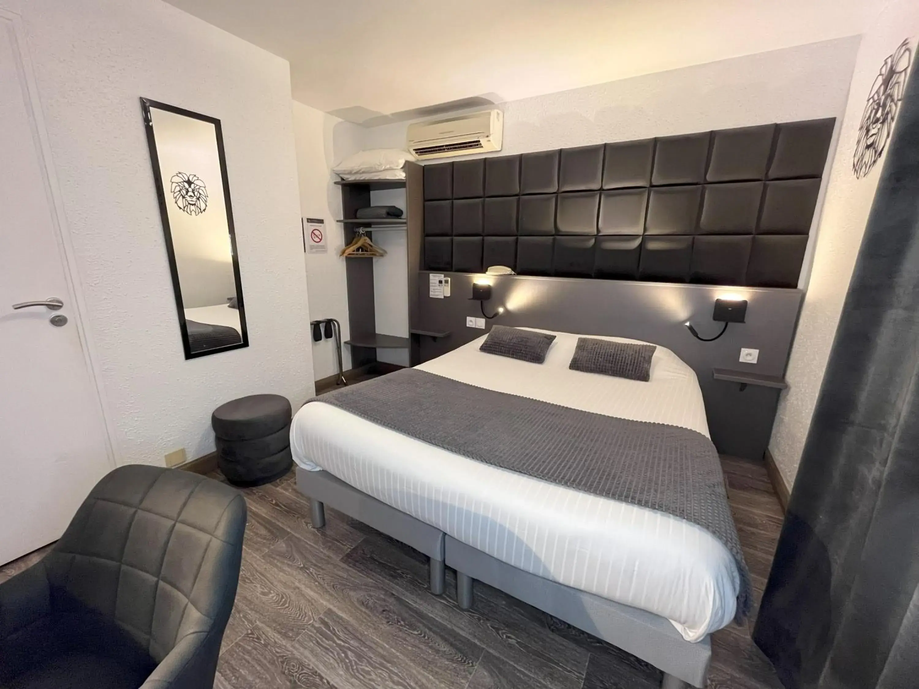 Facility for disabled guests, Bed in Cit'Hotel Le Cheval Blanc
