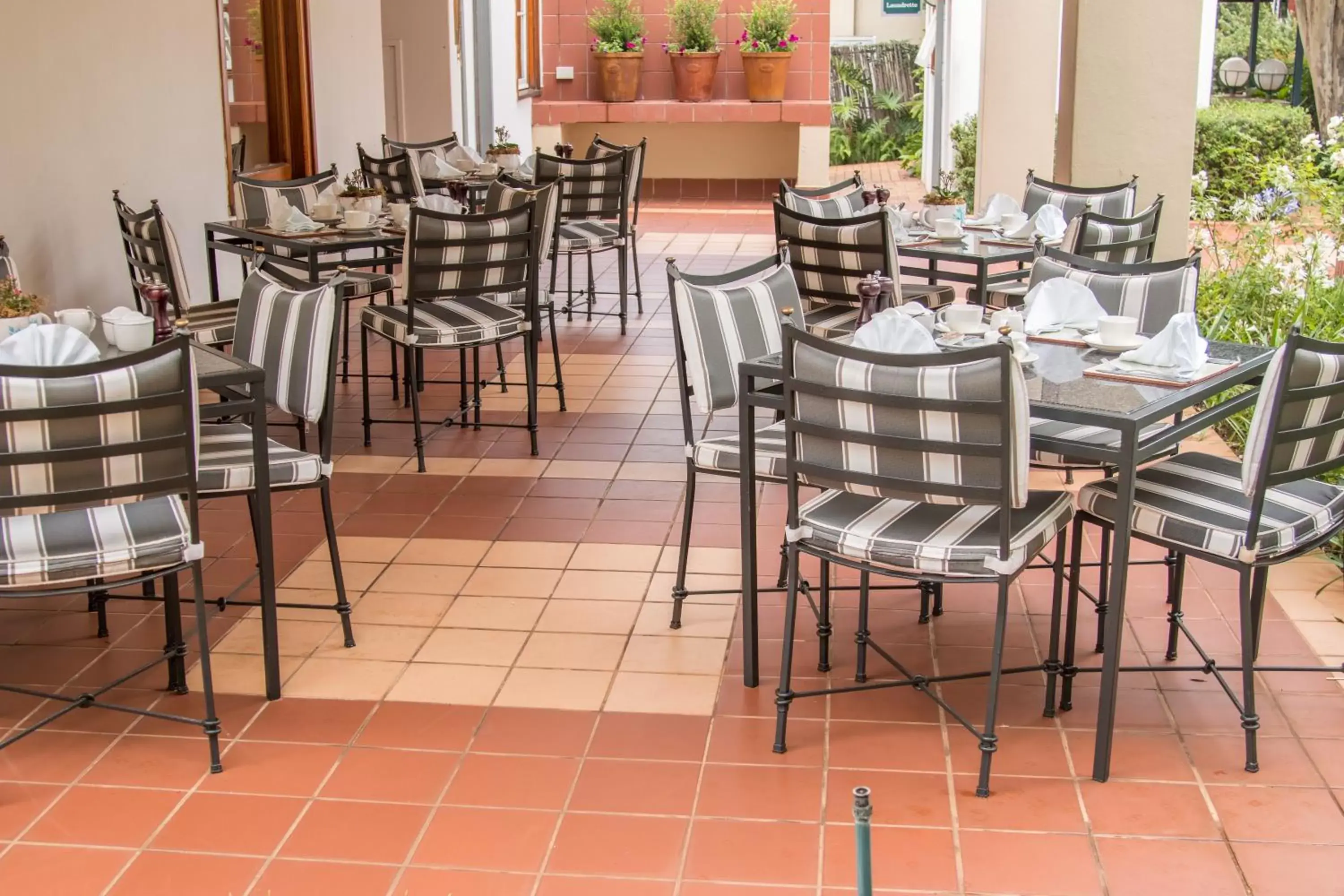 Balcony/Terrace, Restaurant/Places to Eat in Courtyard Hotel Arcadia