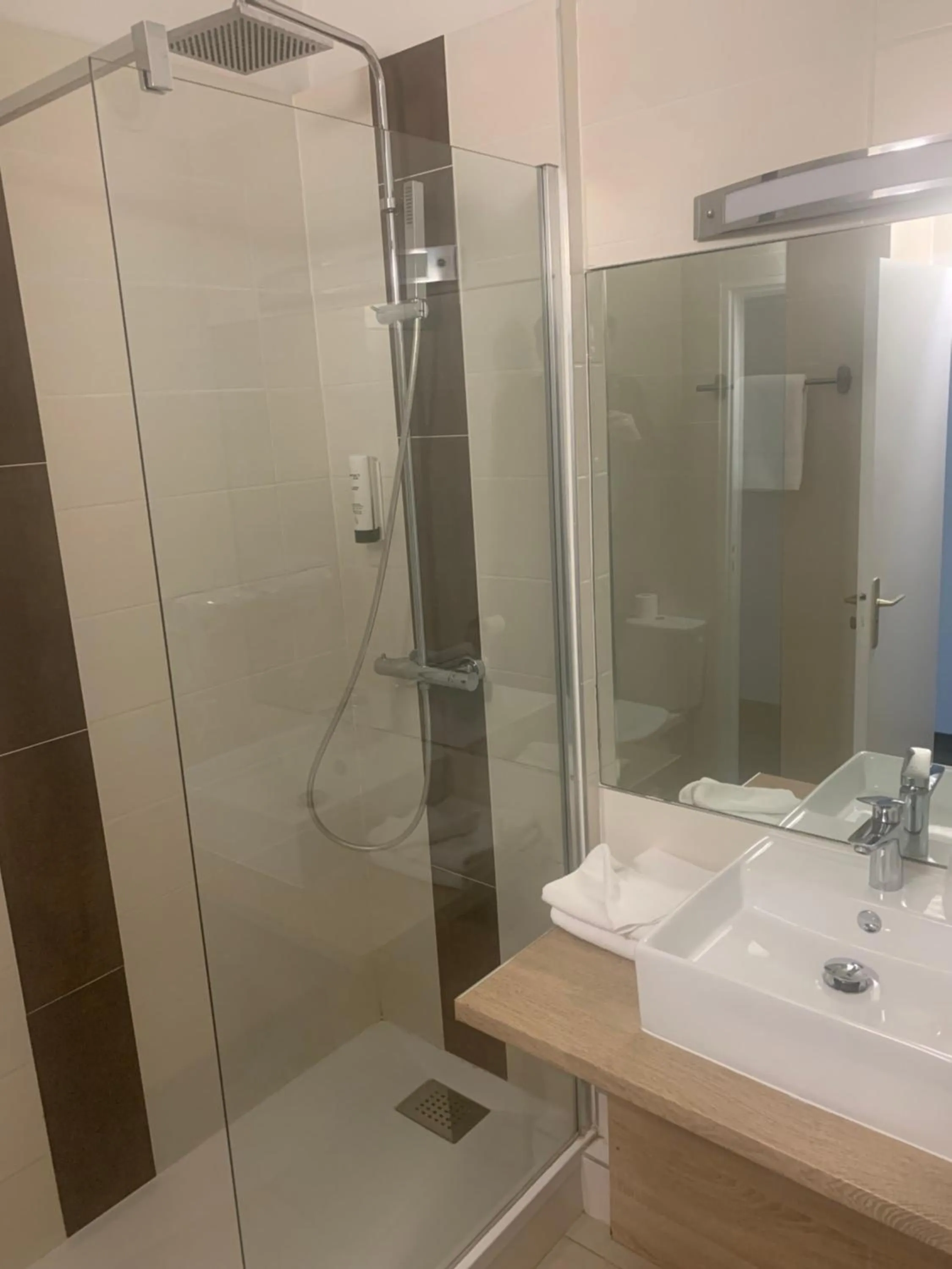 Shower in Contact Hôtel des États-Unis