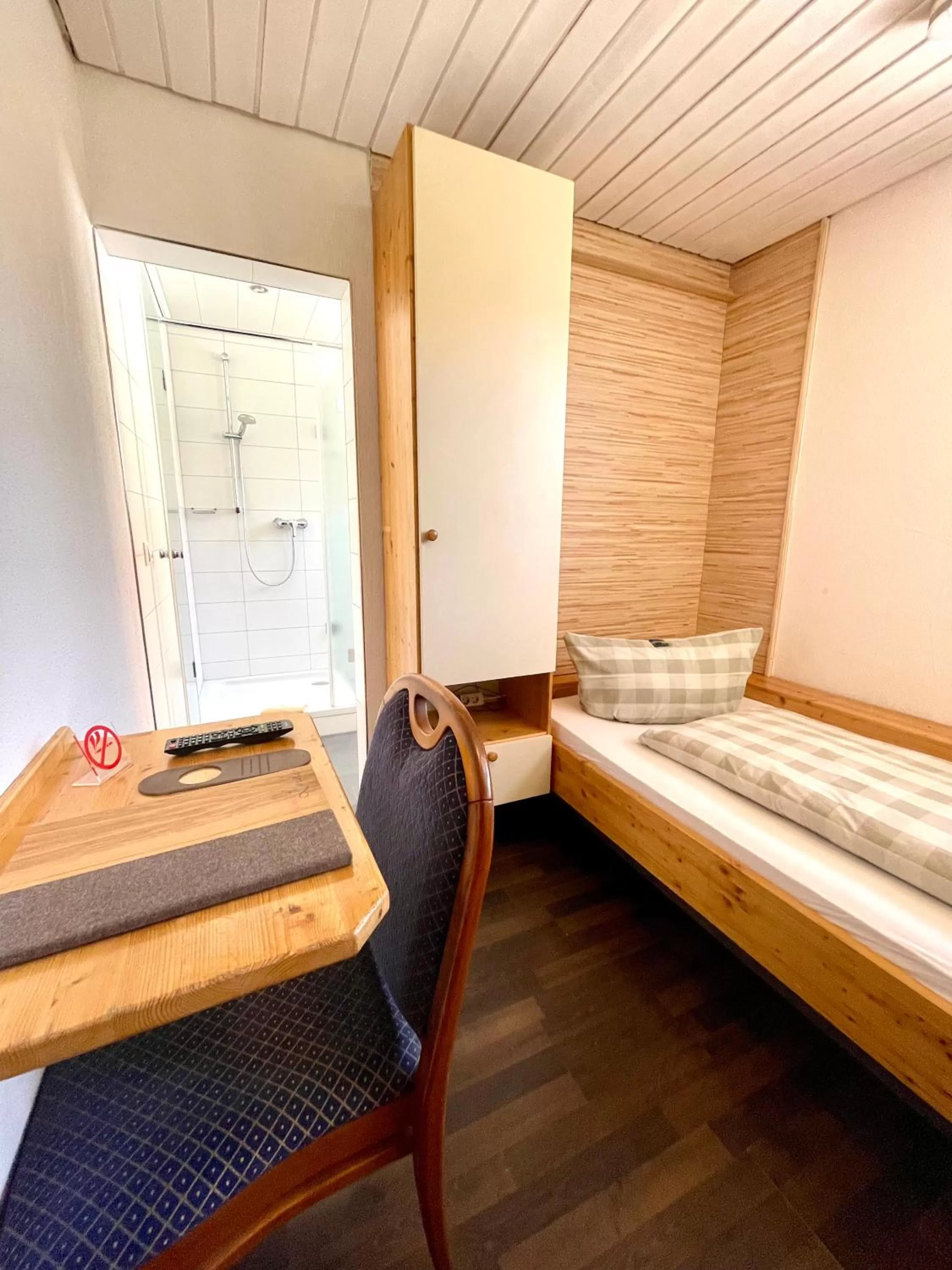 Bed in Landgasthof Linde Hepbach, Hotel & Restaurant