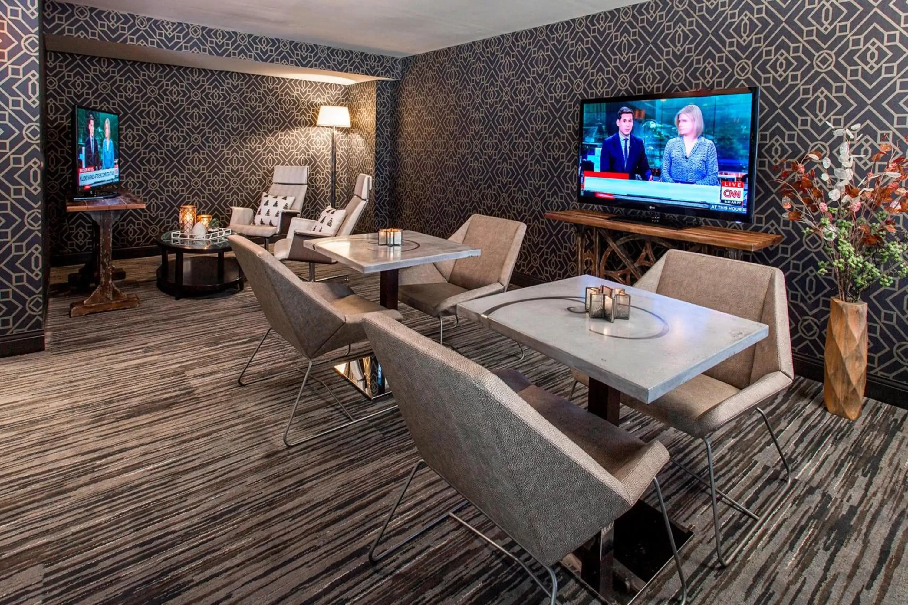 Lounge or bar, TV/Entertainment Center in Rochester Airport Marriott