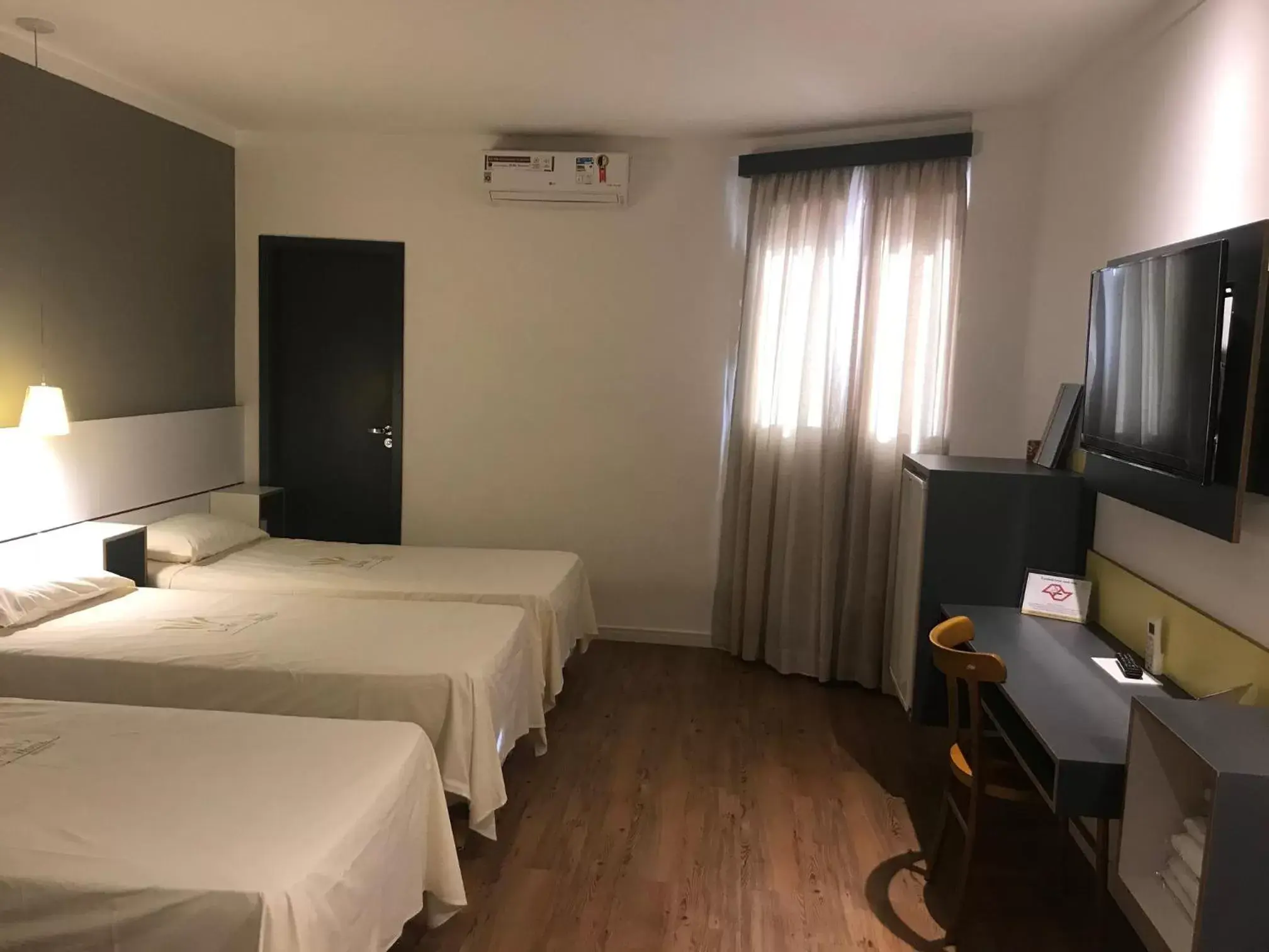 Bedroom, TV/Entertainment Center in Uniclass Hotel Pinheiros