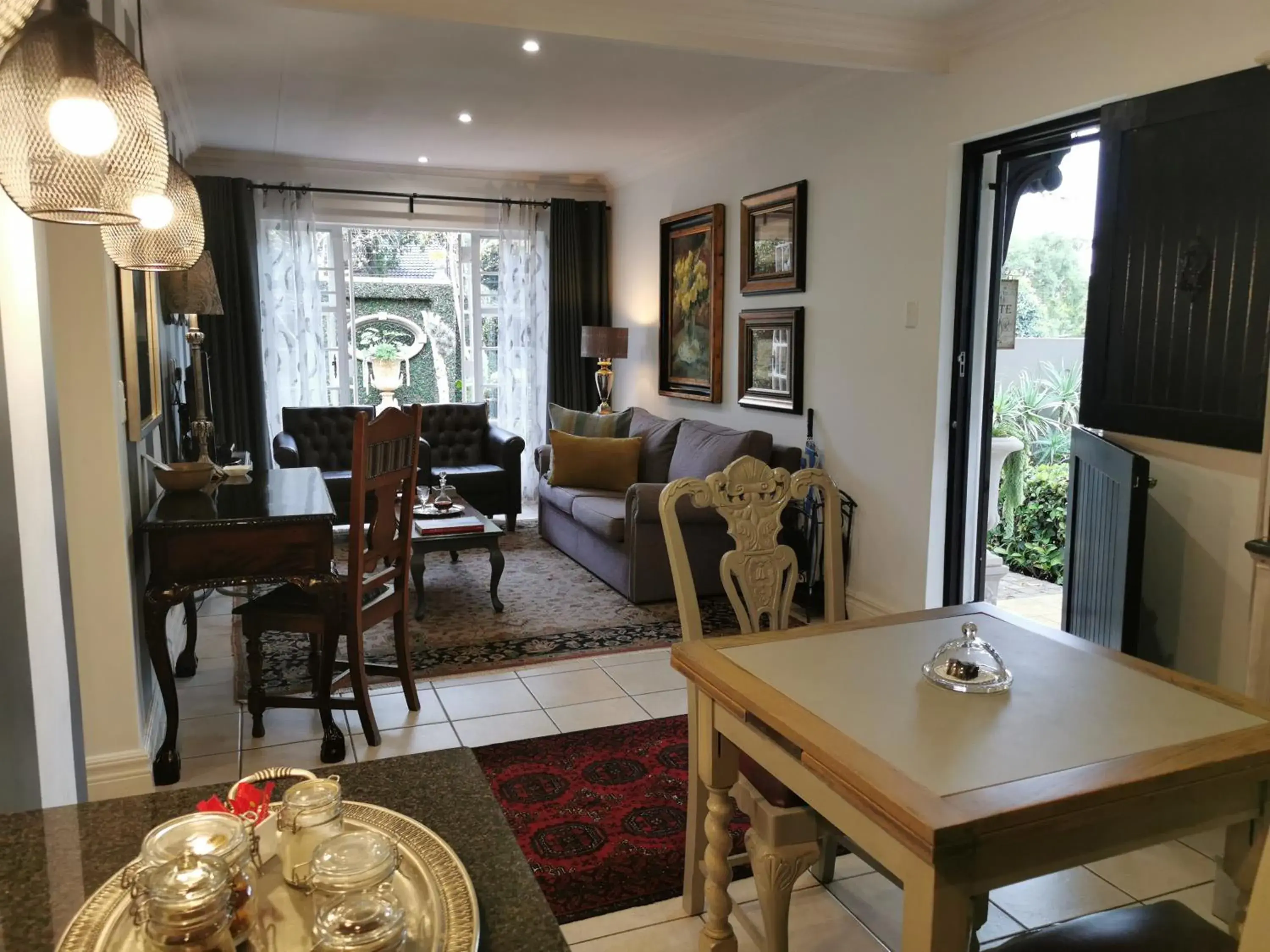 Seating area, Dining Area in At 98 on Lynburn Guest House