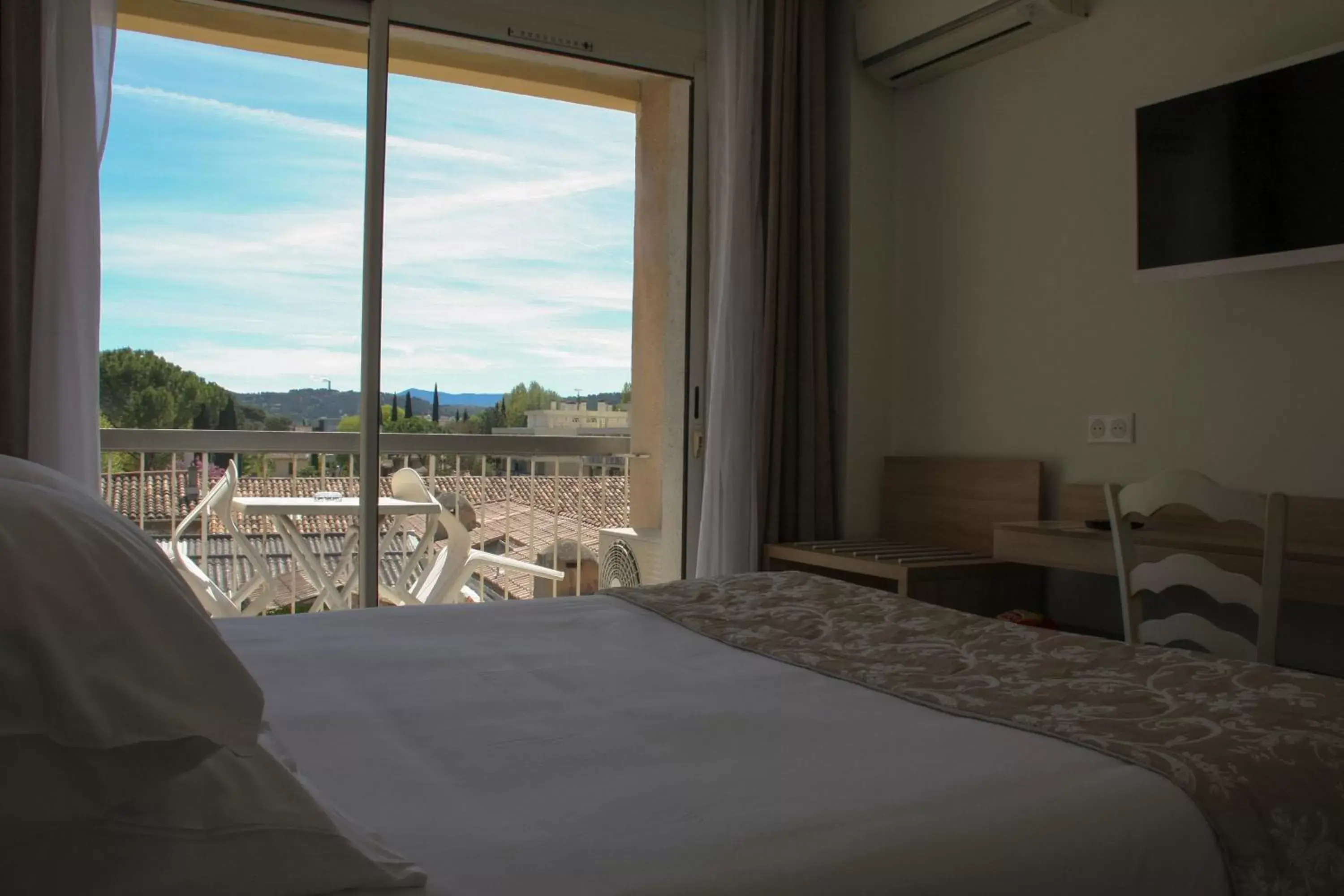 Photo of the whole room, Bed in Le Concorde