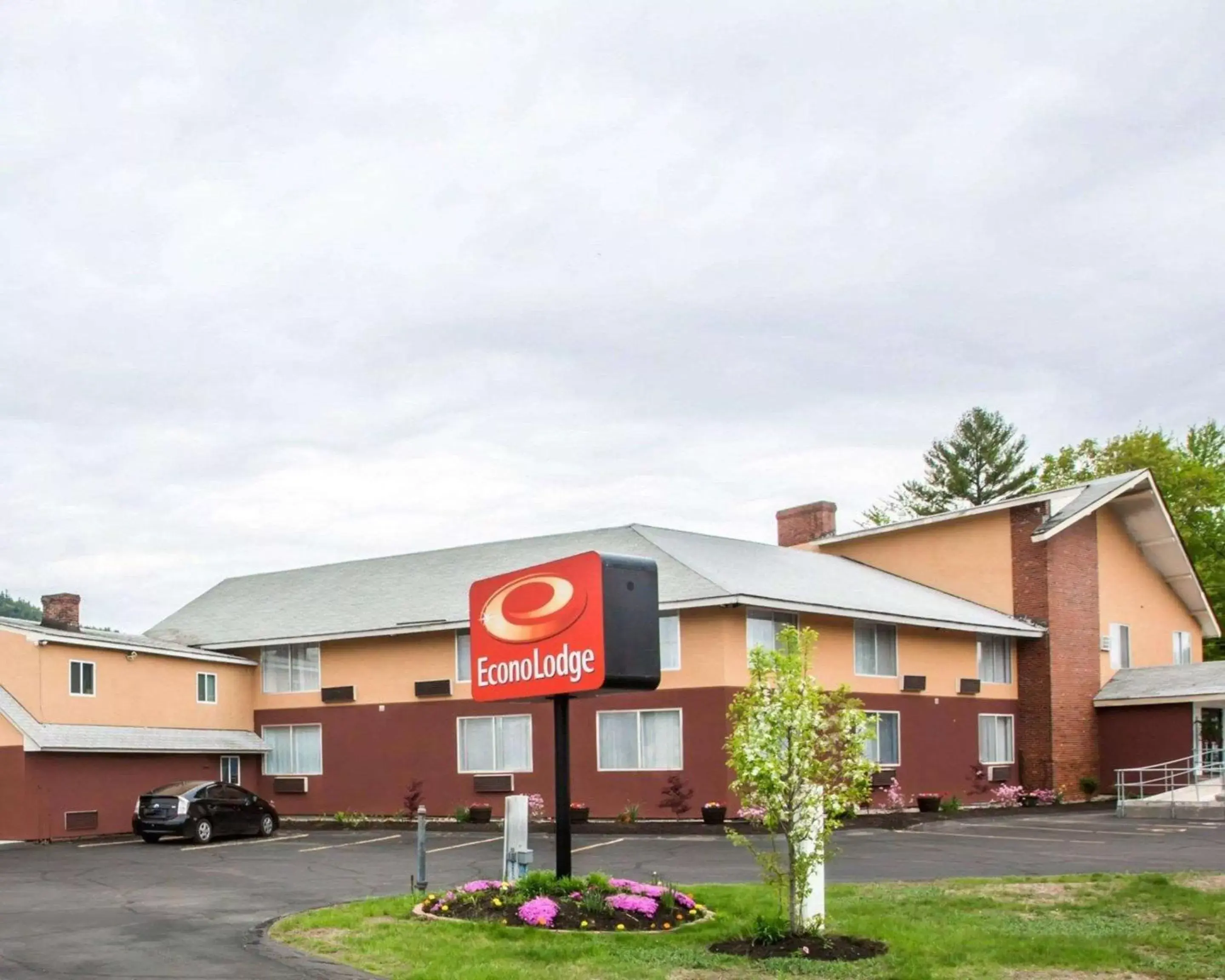 Property building in Econo Lodge Lakes Region