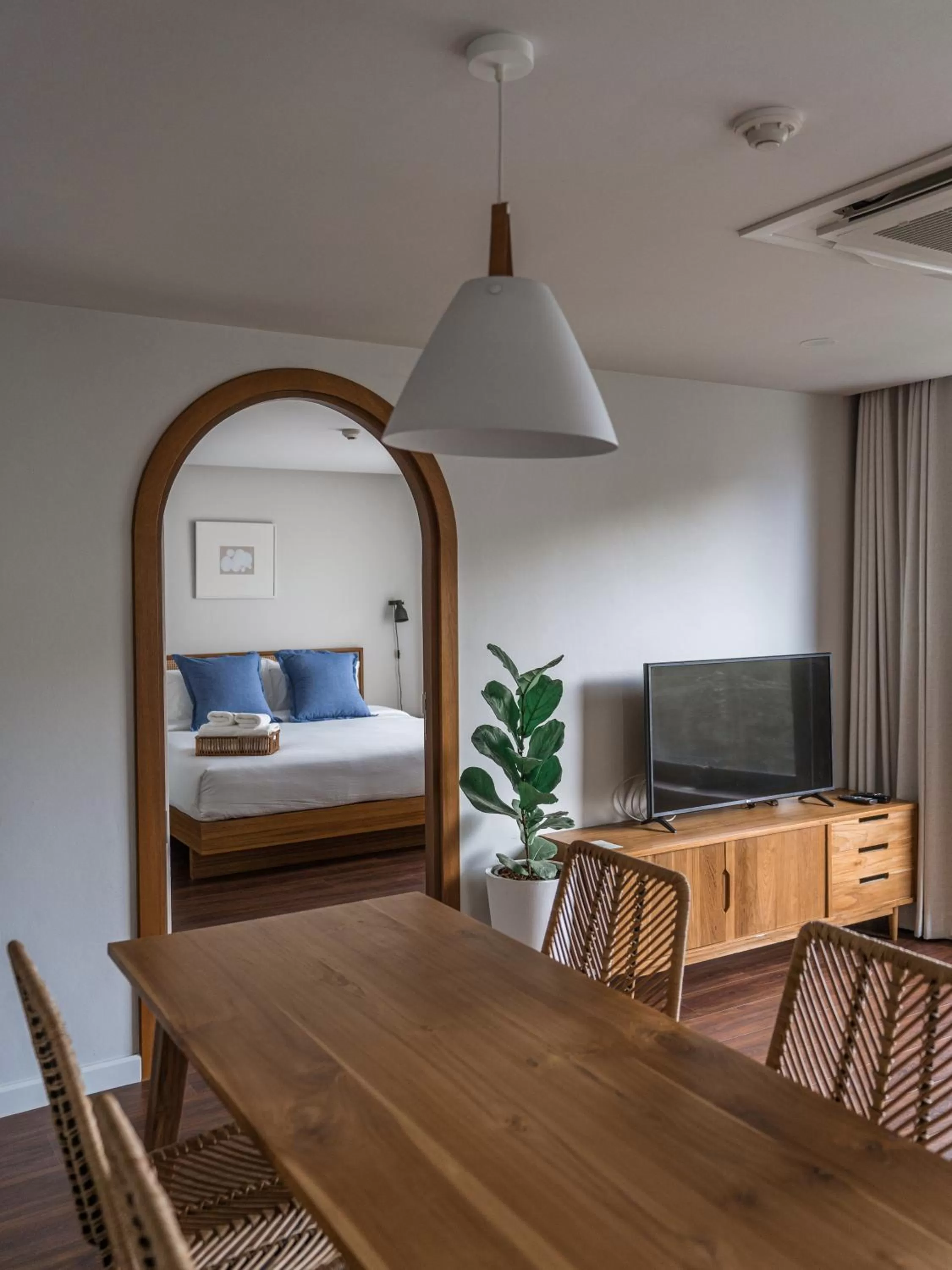 Photo of the whole room, Bed in The Earth Hotel