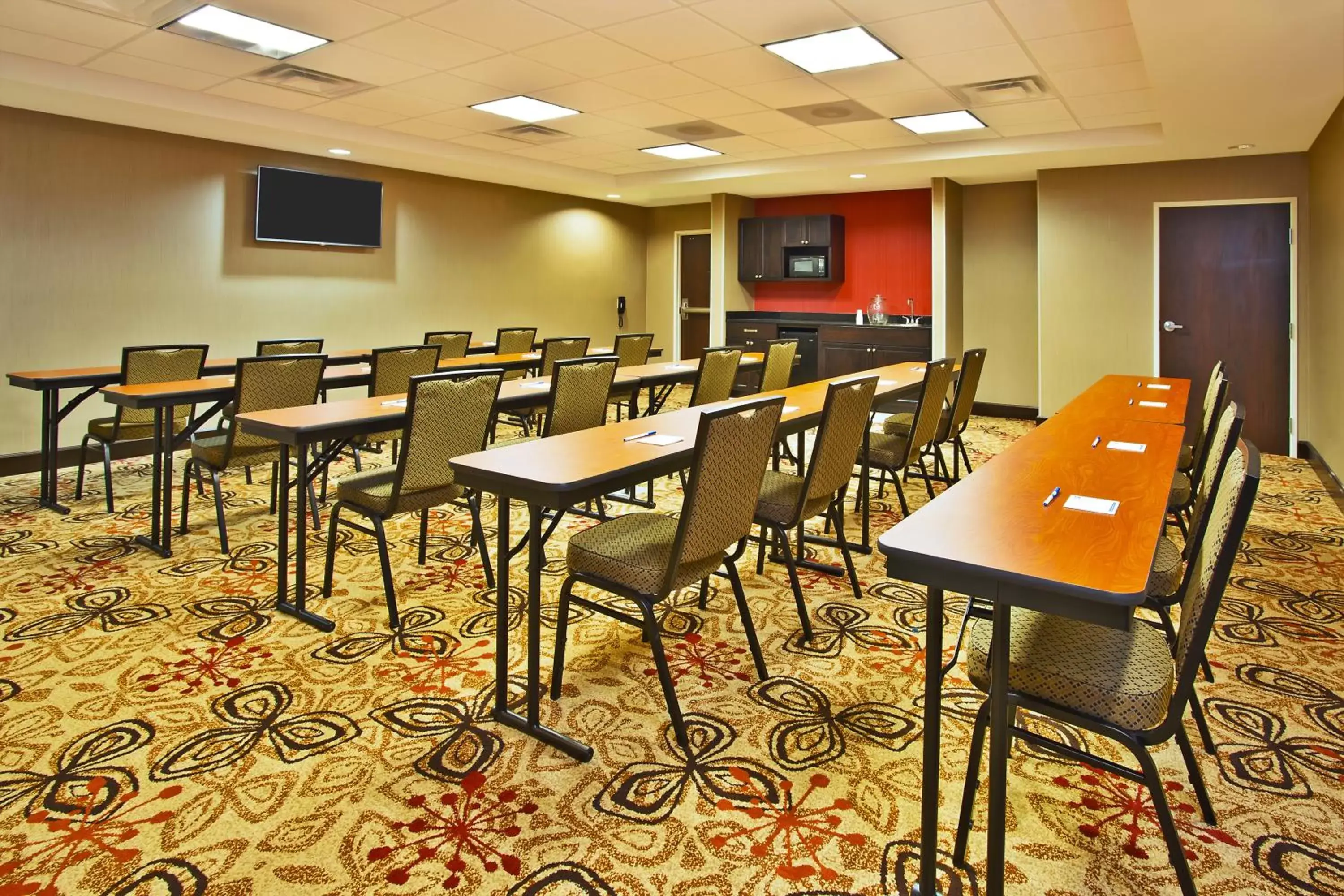 Meeting/conference room in Holiday Inn Express & Suites Springfield, an IHG Hotel