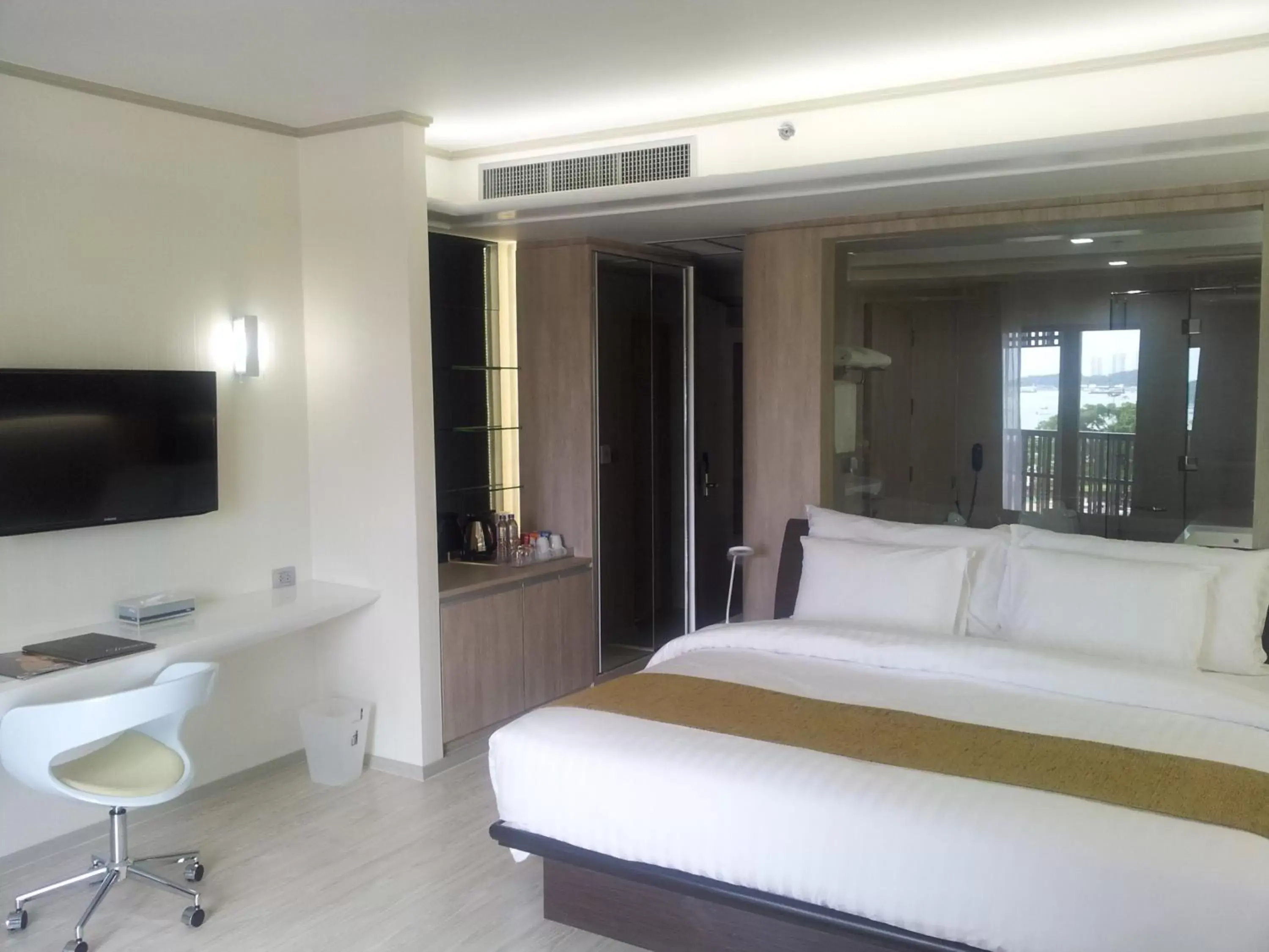 Photo of the whole room, Bed in Pattaya Discovery Beach Hotel - SHA Extra Plus