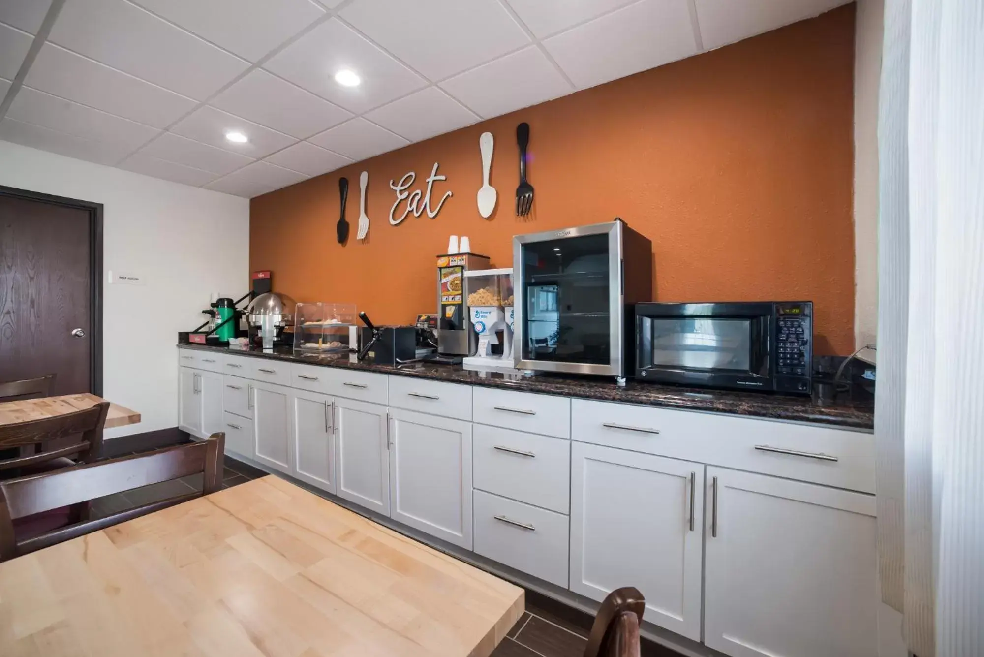 Continental breakfast, Kitchen/Kitchenette in Ramada by Wyndham Effingham