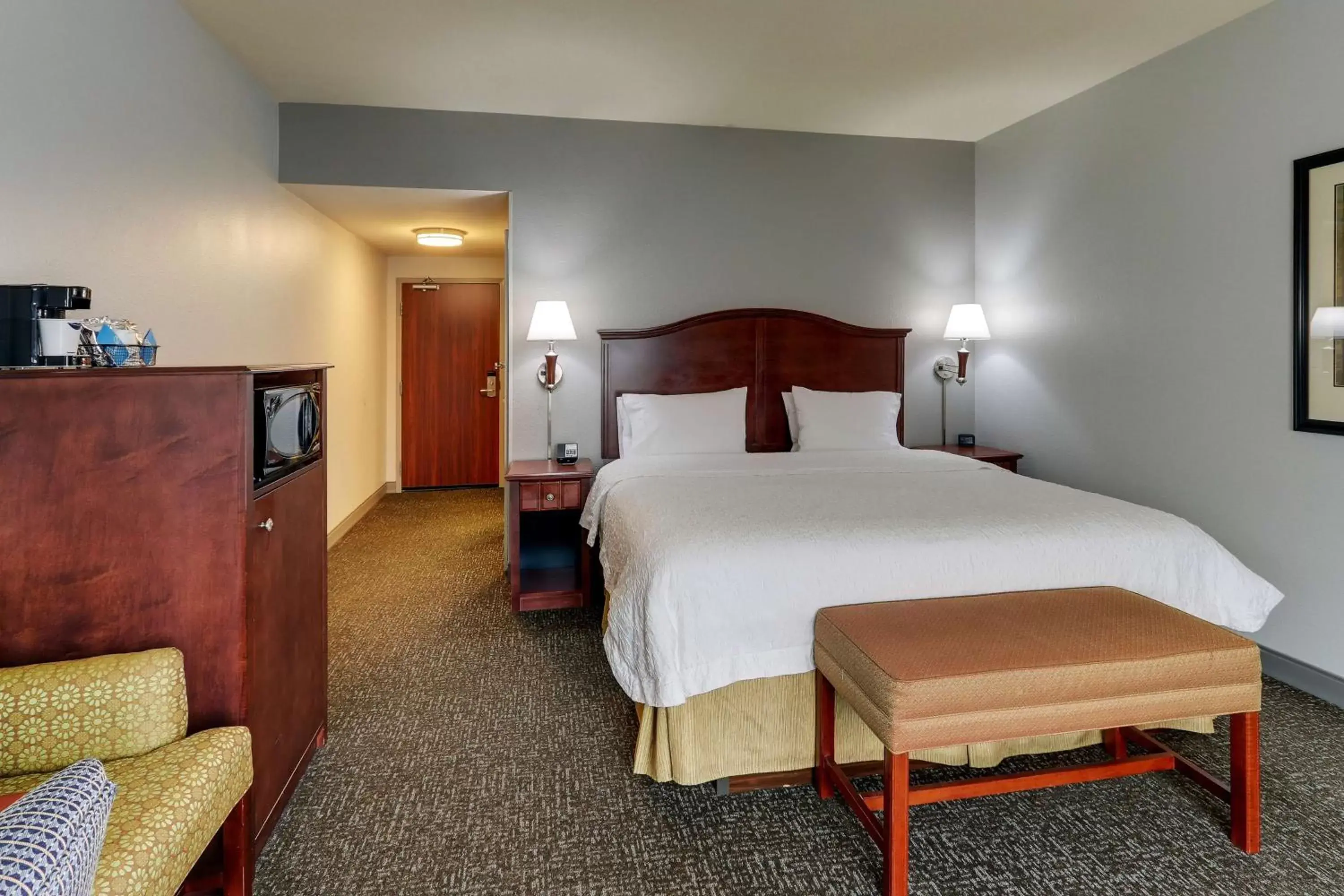 Bed in Hampton Inn & Suites Indianapolis-Airport