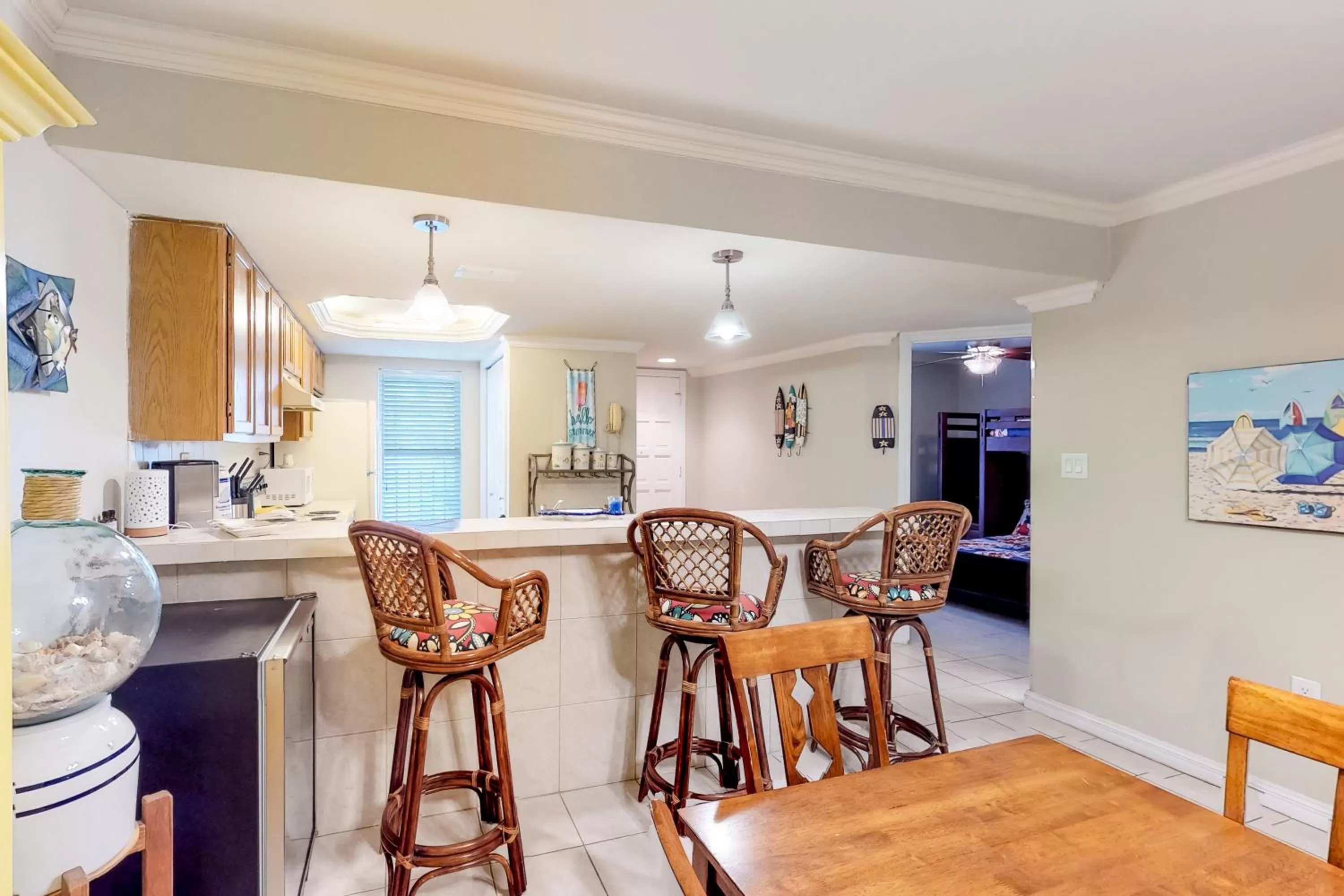 Seating Area in Beachview Condominiums: Wicker Wanderer (#109)
